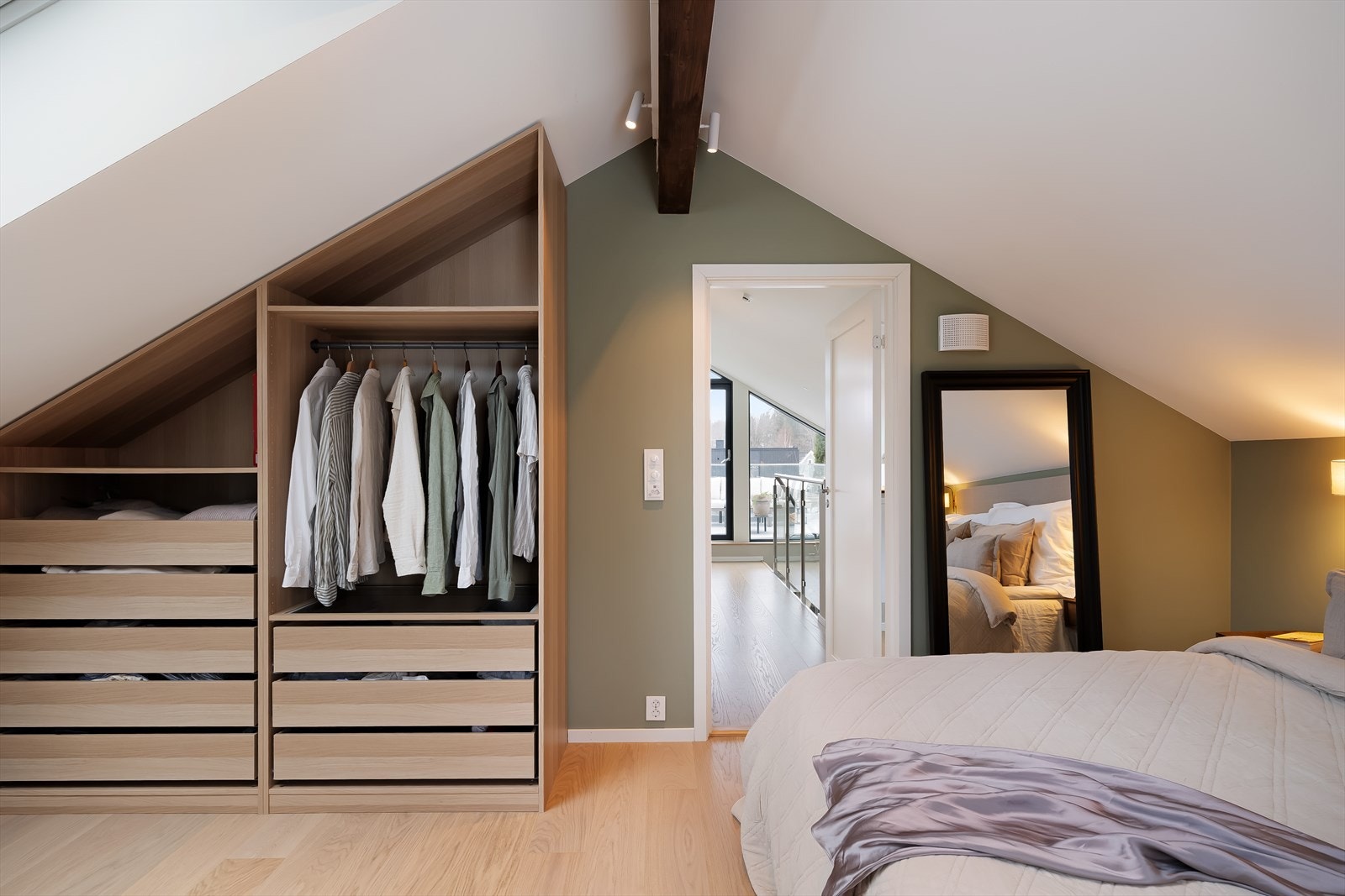 Hovedsoverom. Takvinduer, varmepumpe, ventilasjon, oppvaskmaskin og alarmsystem styres og via app og har automatikk funksjoner Galleribilde