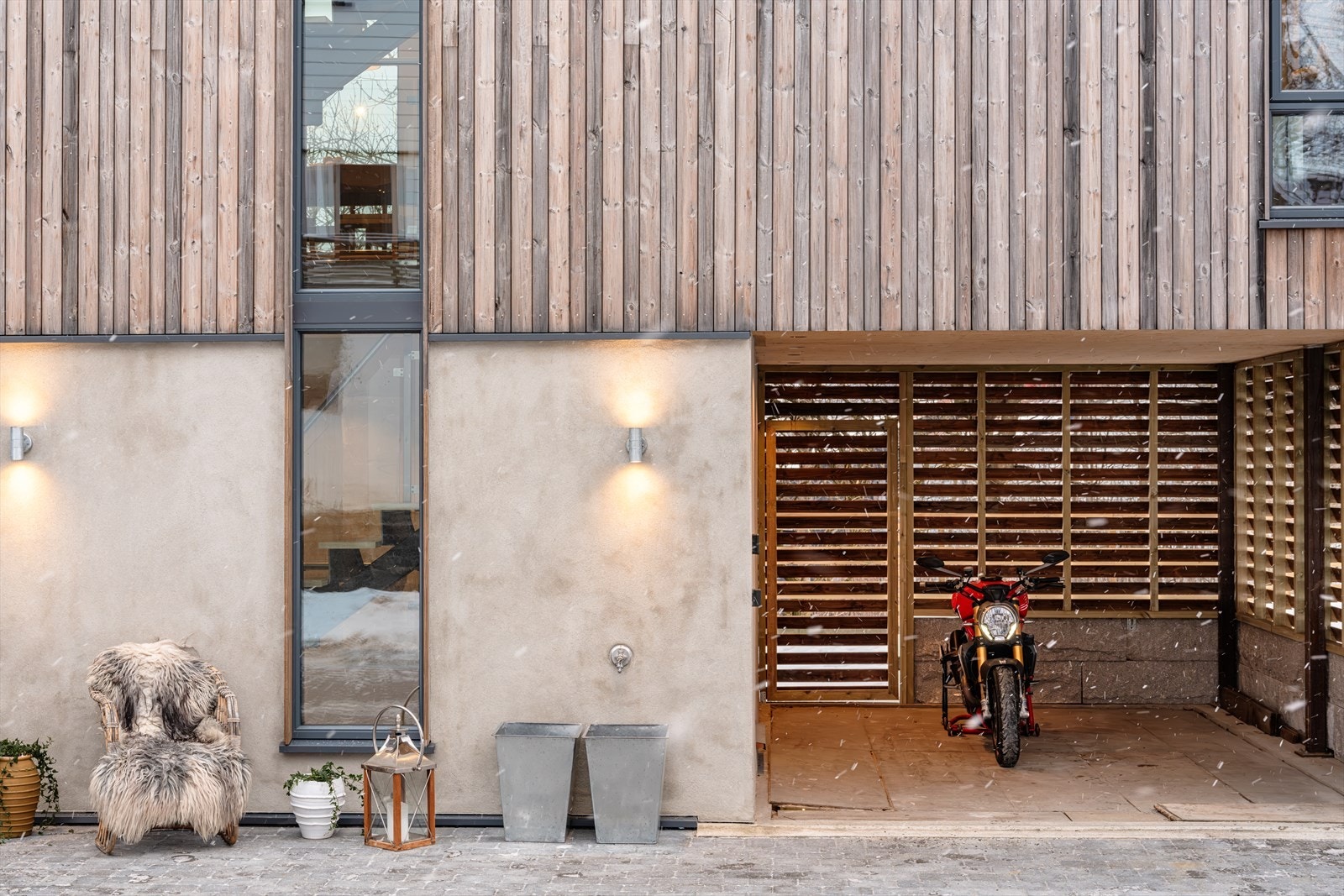 Praktisk carport med innvendig adkomst fra boligen Galleribilde