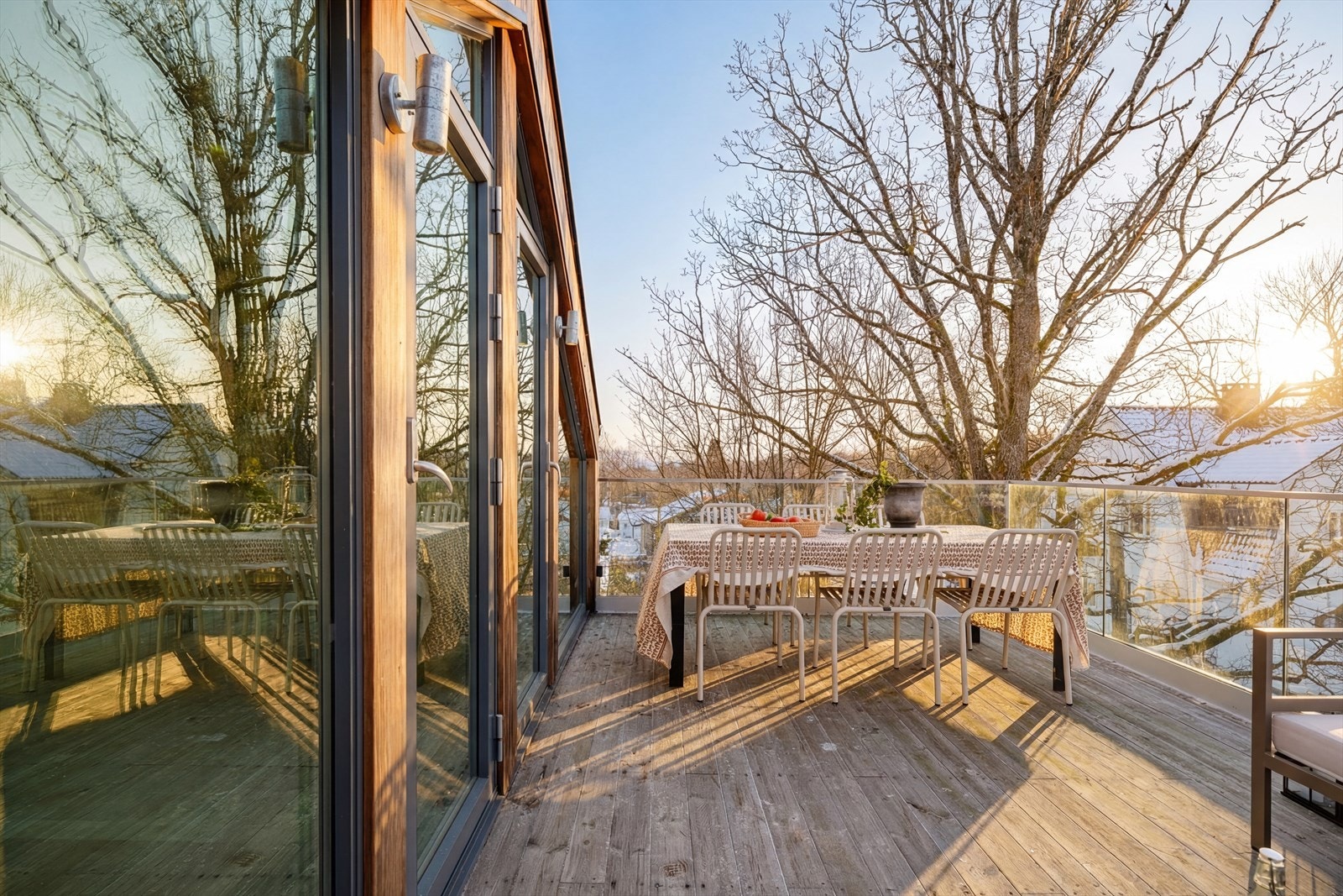 Takterrassen utgjør et privat og stemningsfullt uterom med gode solforhold og skjermede omgivelser Galleribilde