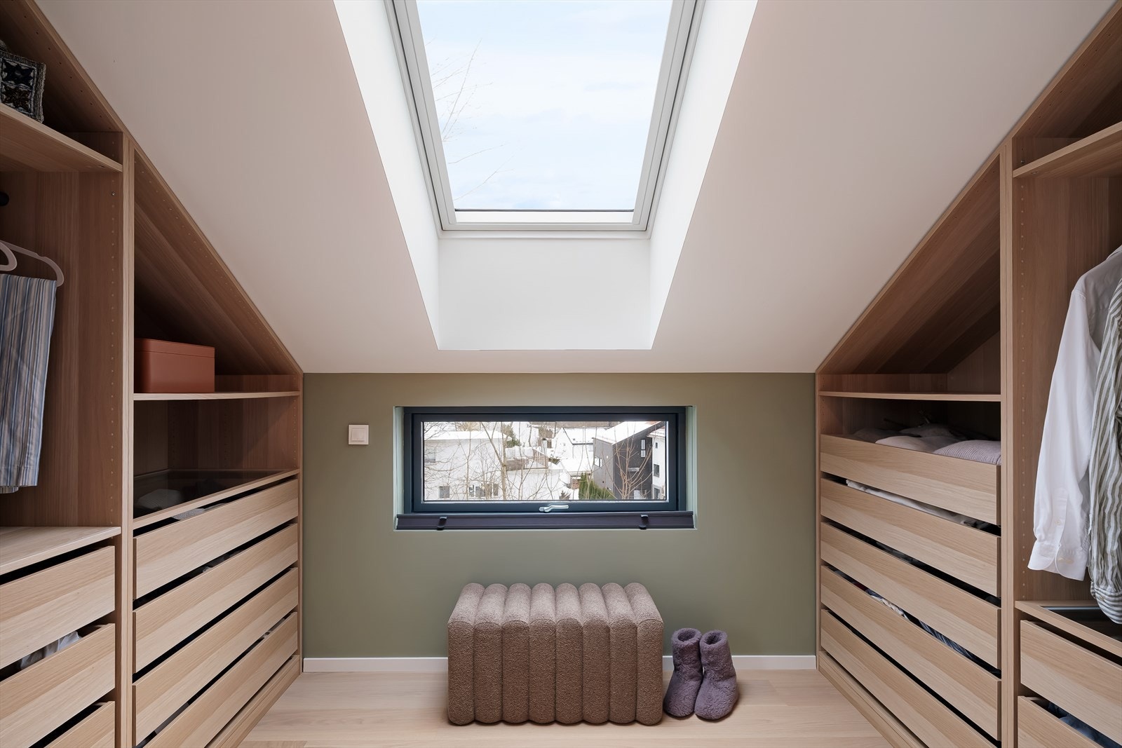 Rikelig med oppbevaring i plassbygde garderobeskap Galleribilde