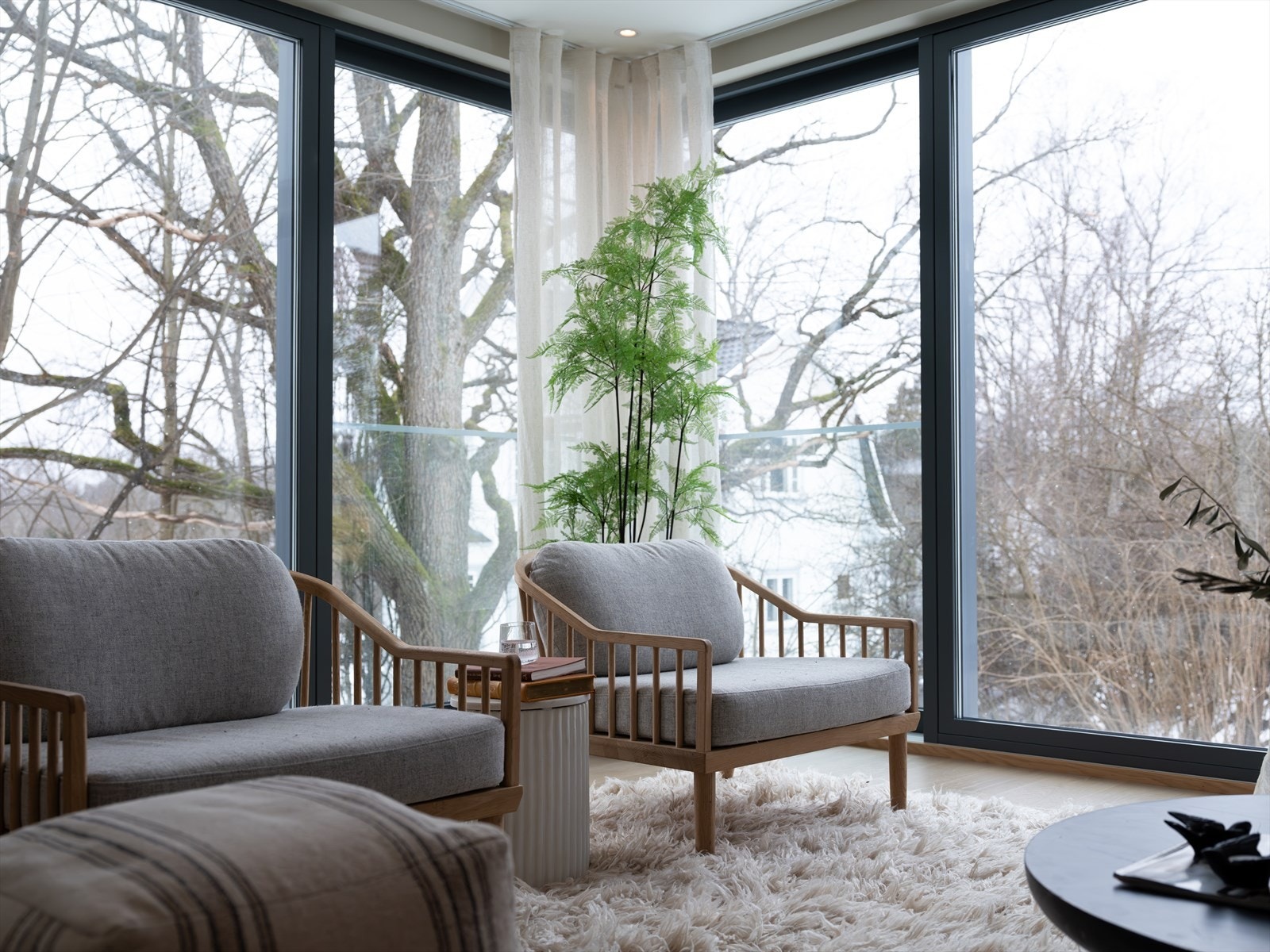 Boligen ligger svært attraktivt til i et etablert og populært boligområde ved Holmendammen i Oslo. Rolig og usjenert beliggenhet i barnevennlig område Galleribilde