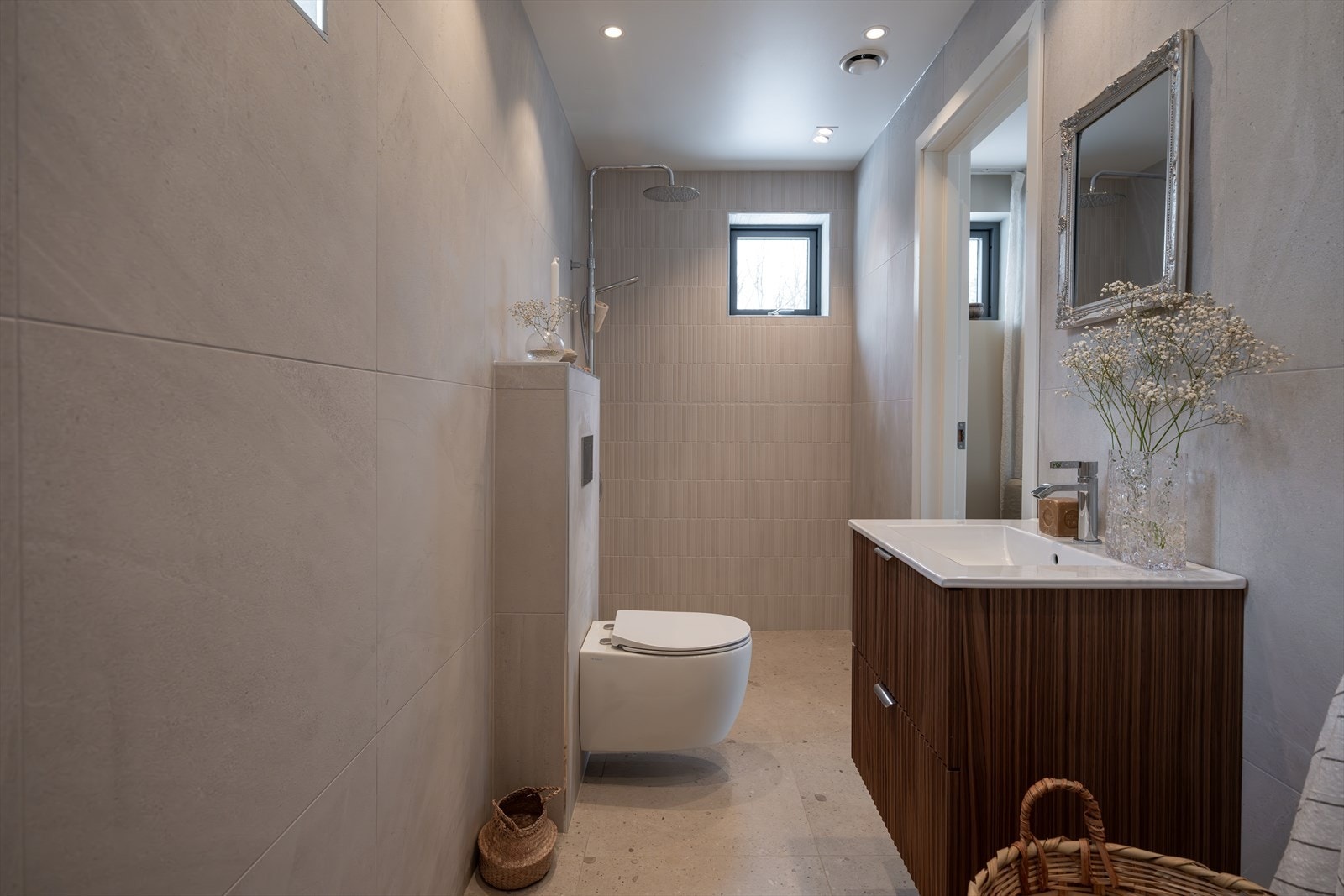 Lekkert, flislagt bad med tidsriktige og holdbare overflater Galleribilde