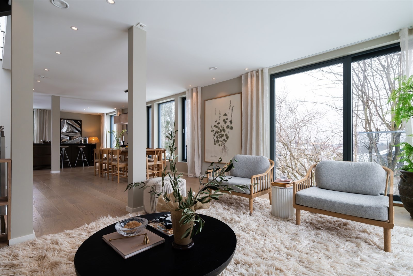 Store vindusflater i flere himmelretninger gir mye lys og god atmosfære Galleribilde