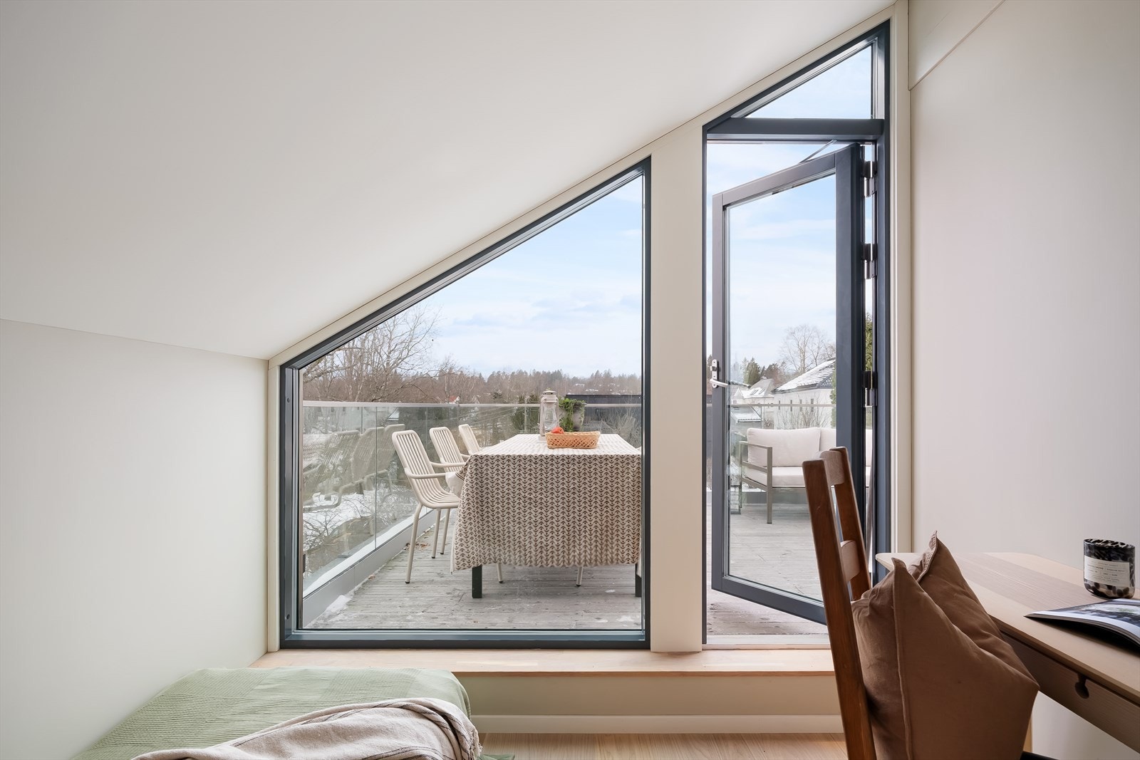 Direkte utgang til solrik terrasse Galleribilde