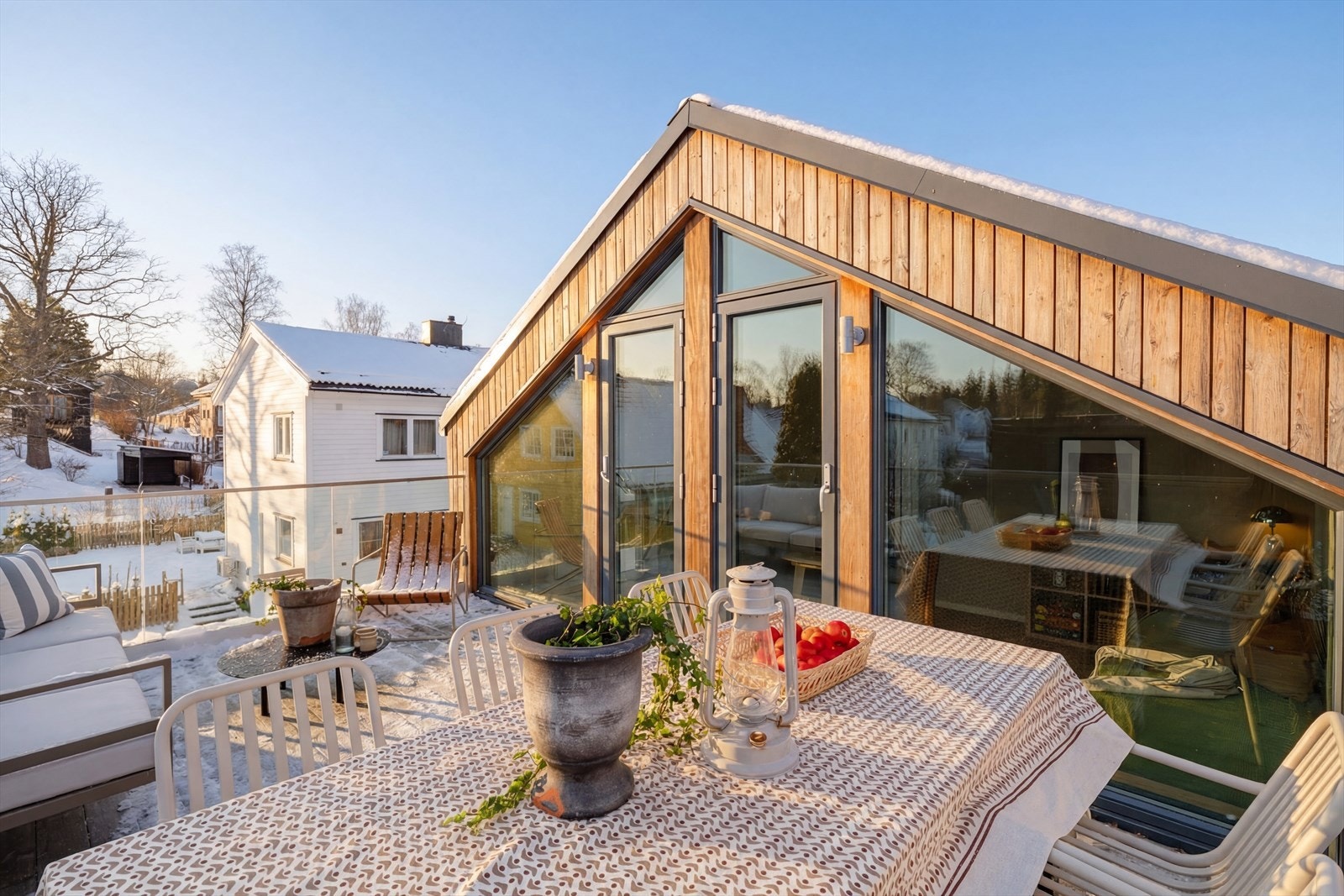 Eneboligen strekker seg over fire etasjer og byr blant annet på en delikat åpen stue og kjøkkenløsning, fire soverom, kjellerstue, to lekre bad, WC samt mulighet for hybel m.m Galleribilde