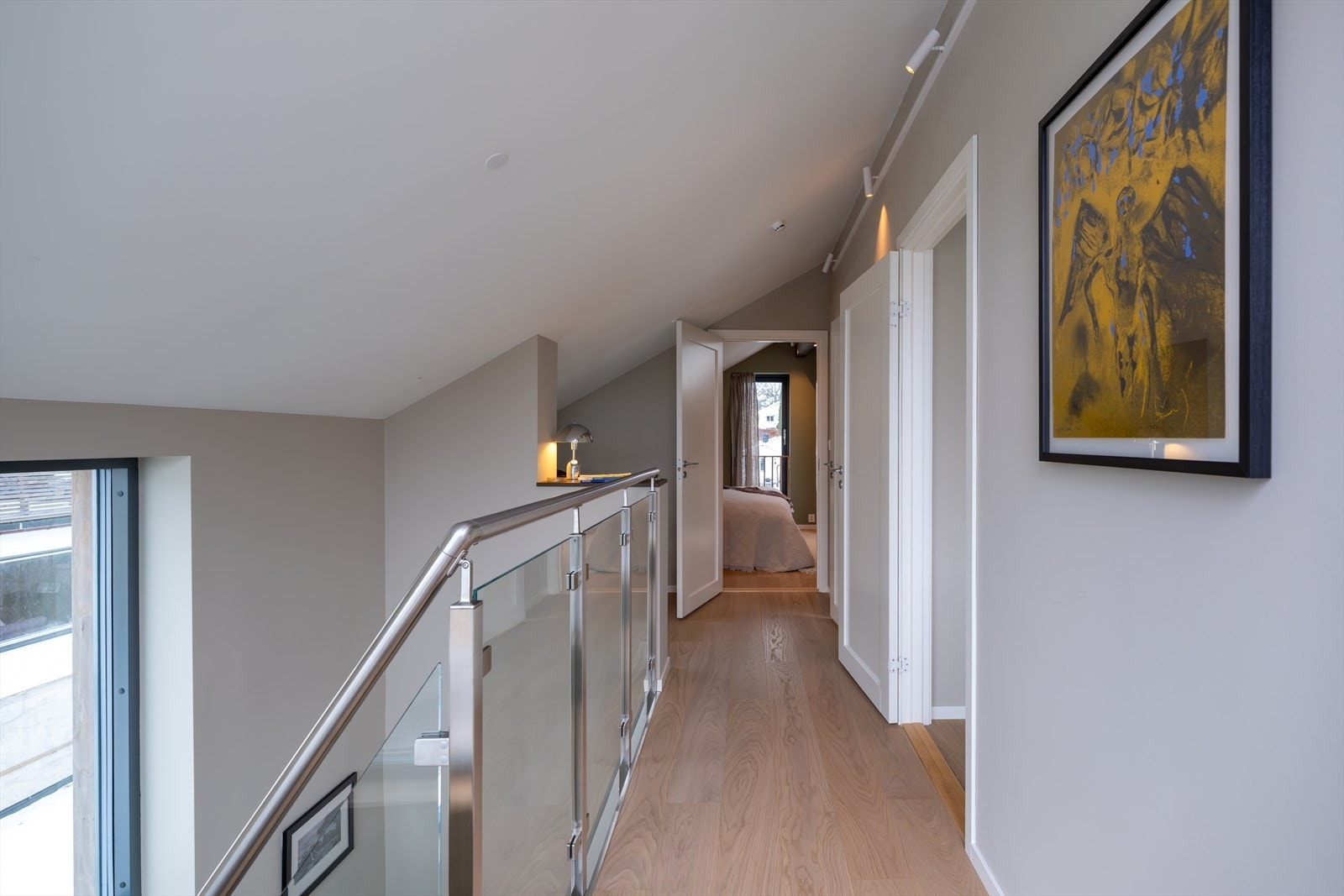 Innbydende gang som deler opp boligens øverste etasje Galleribilde