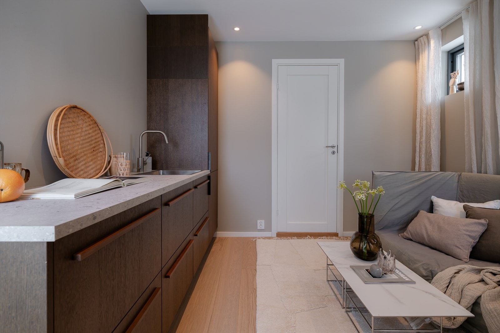 Hybel er innredet i rolige fargetoner og med smarte løsninger for hverdagskomfort Galleribilde