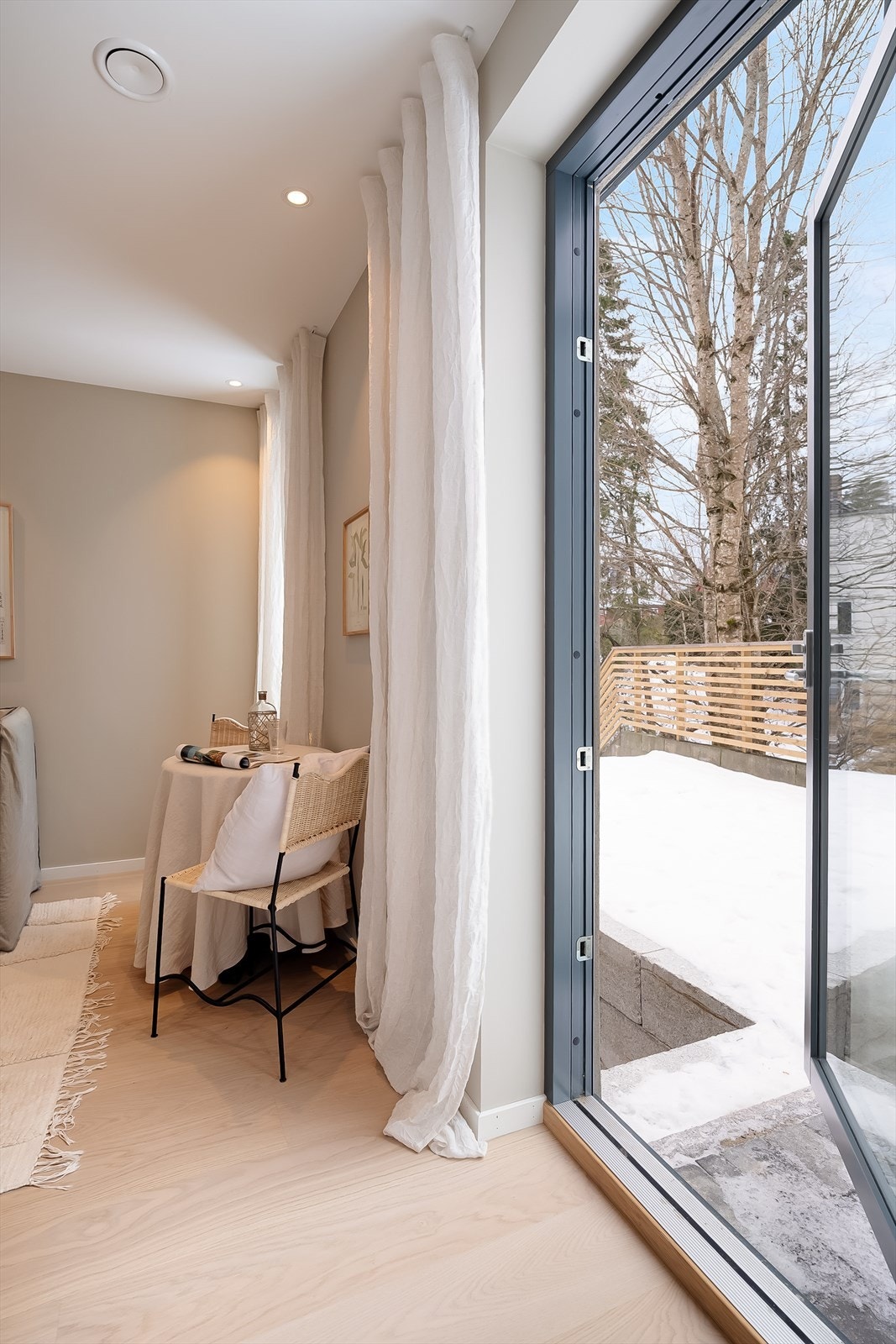 Fra hybel er det adgang til uteområdet - egen inngang gir fleksibilitet Galleribilde