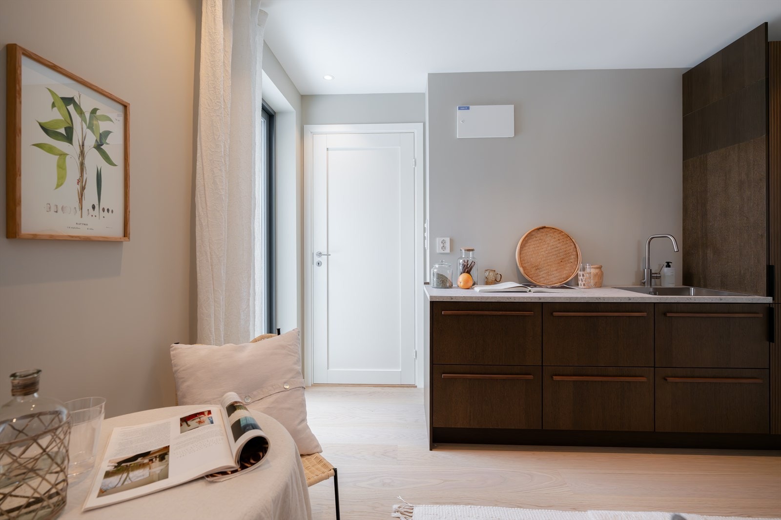 Rommet har fleksible møbleringsmuligheter, med plass til både seng, sofa eller annet ønsket inventar Galleribilde