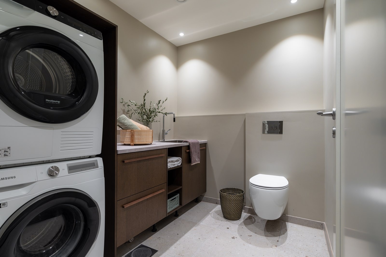 Tidløst bad med praktisk opplegg for vaskemaskin og tørketrommel Galleribilde