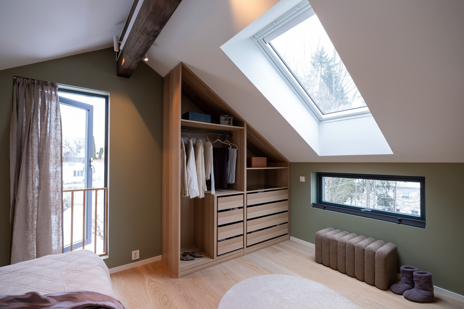 Soverommet er av god størrelse og med flott lysinnslipp fra flere himmelretninger Galleribilde