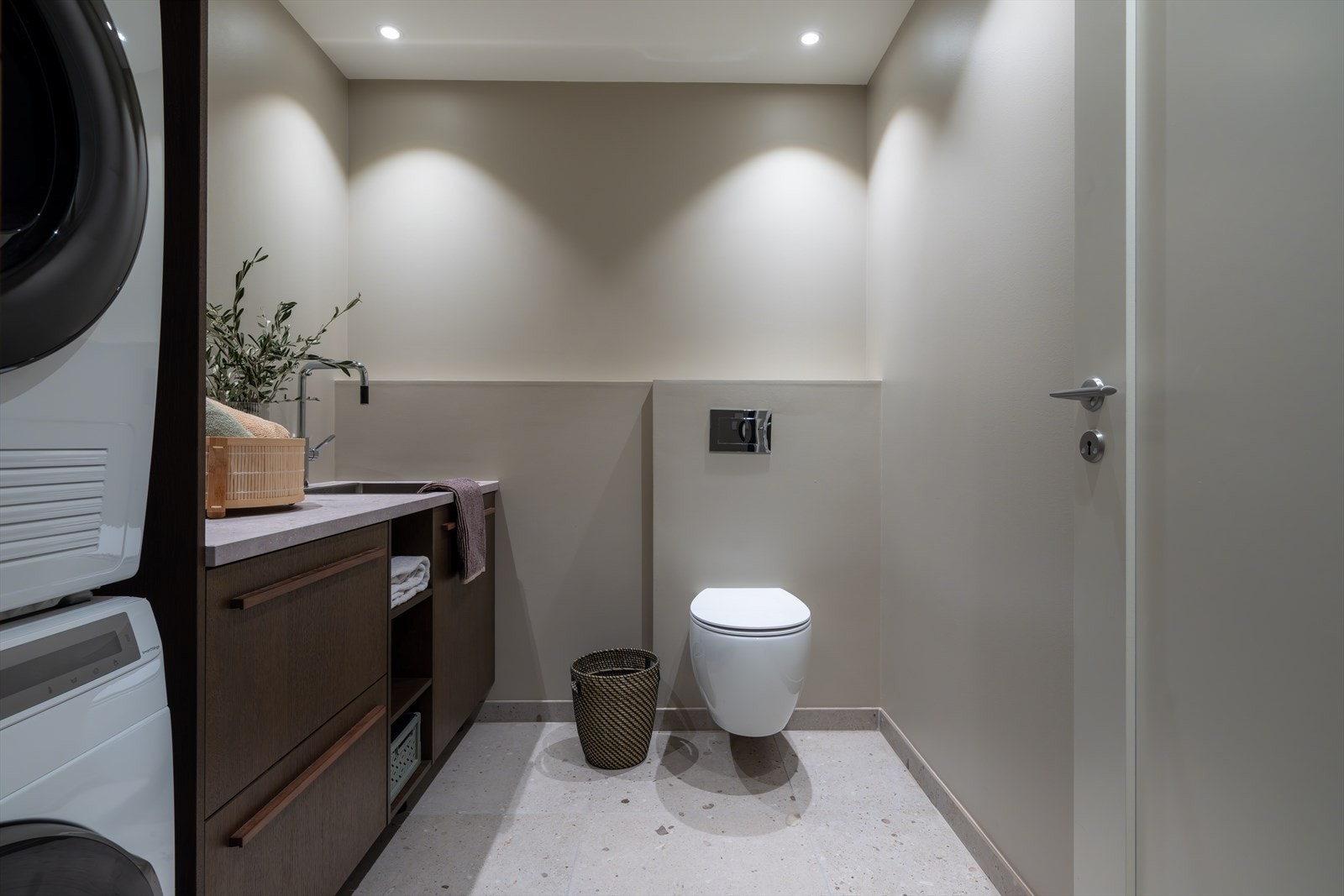 Innredning fra Sigdal med benkeskap og glatte fronter, nedfelt kum og veggfestet toalett med innebygd sisterne Galleribilde