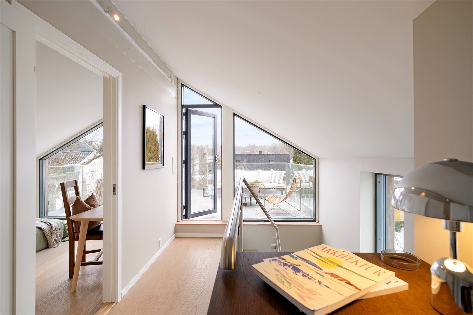 Utgang fra både soverom og gang ut til en fantastisk takterrasse på hele 17 kvm Galleribilde