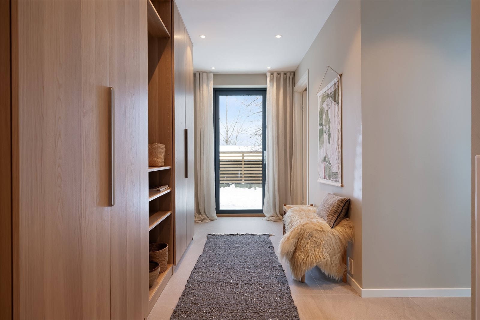 Her er det en naturlig flyt videre inn i boligen, samtidig som man har direkte adkomst til hagen, som skaper en åpen og luftig overgang mellom inne- og uterom Galleribilde