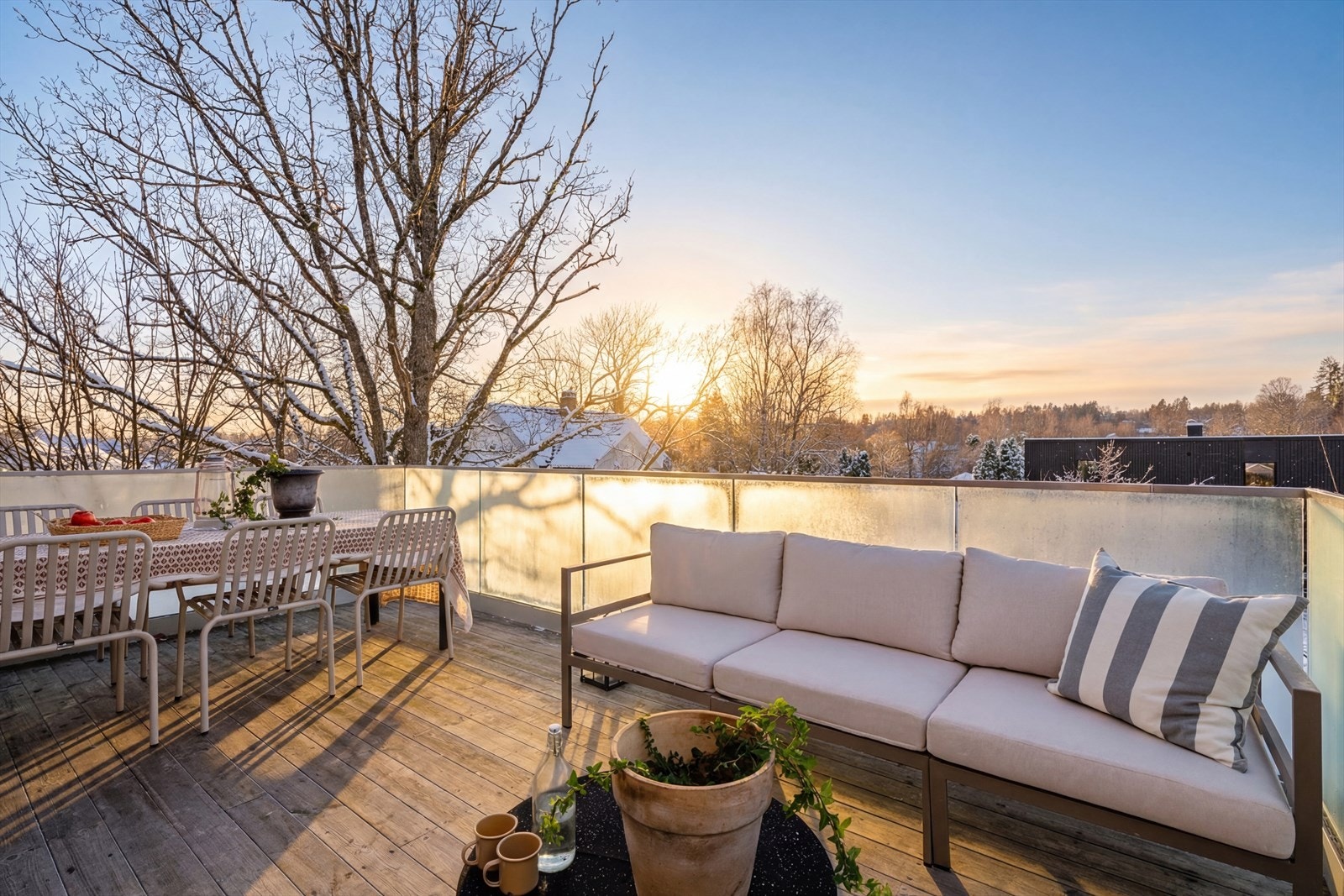 Romslig terrasse med god plass til både spise og sittegruppe Galleribilde