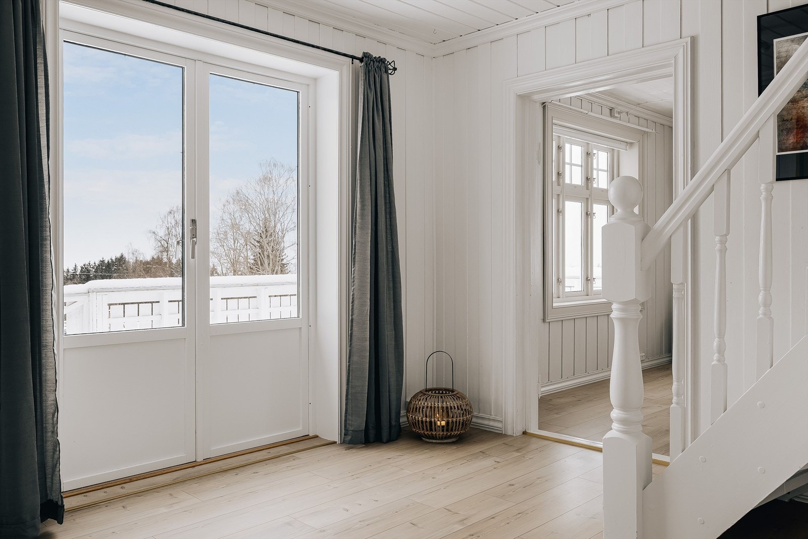 Fra kjøkkenet kommer du videre inn til gang/trapperom med doble dører ut til terrassen. Galleribilde