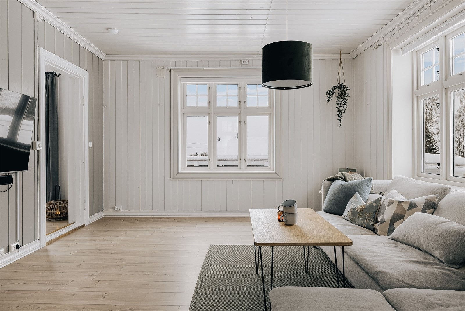 I stuen er det god plass til stor sofagruppe med salongbord og mediemøblement med tv. Galleribilde