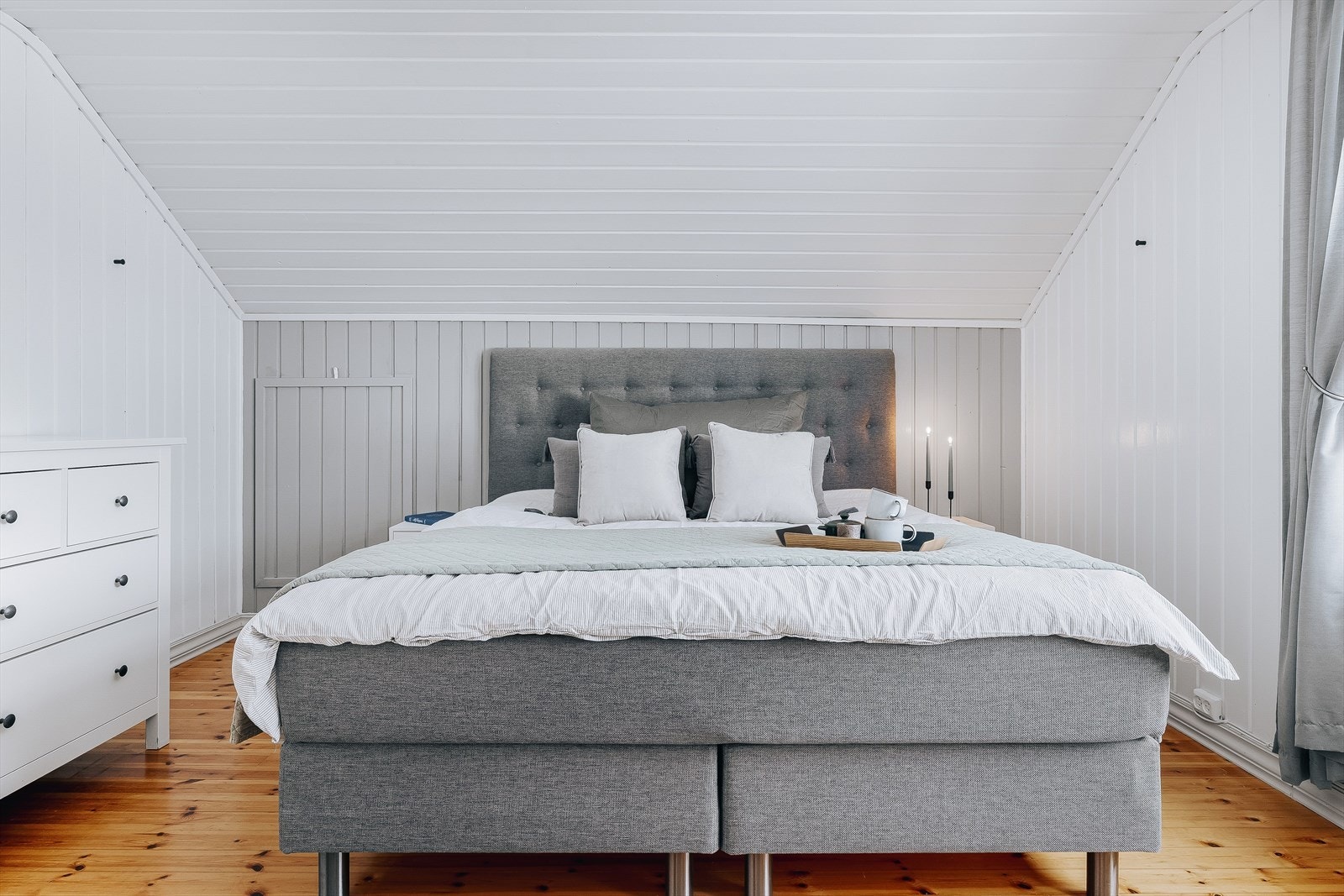 På soverommet er det plass til stor dobbeltseng med tilhørende nattbord, samt en kontorpult eller kommoder. Galleribilde