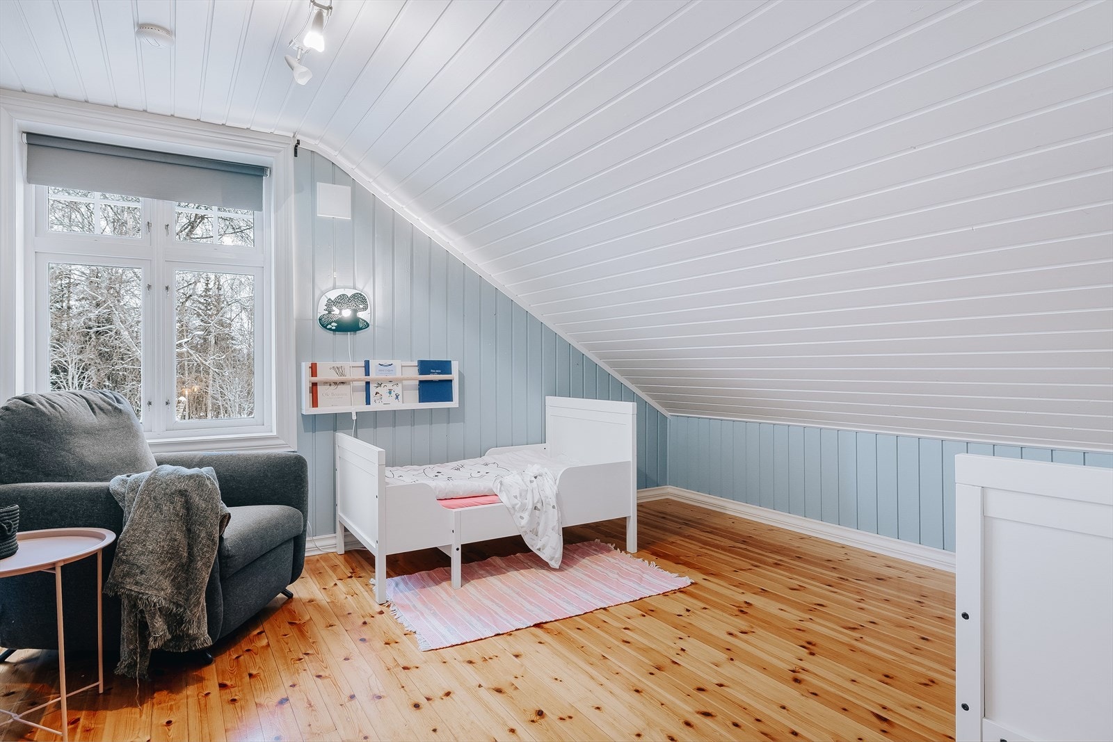 Soverom 2 er i dag innredet som et hyggelig barnerom. Galleribilde