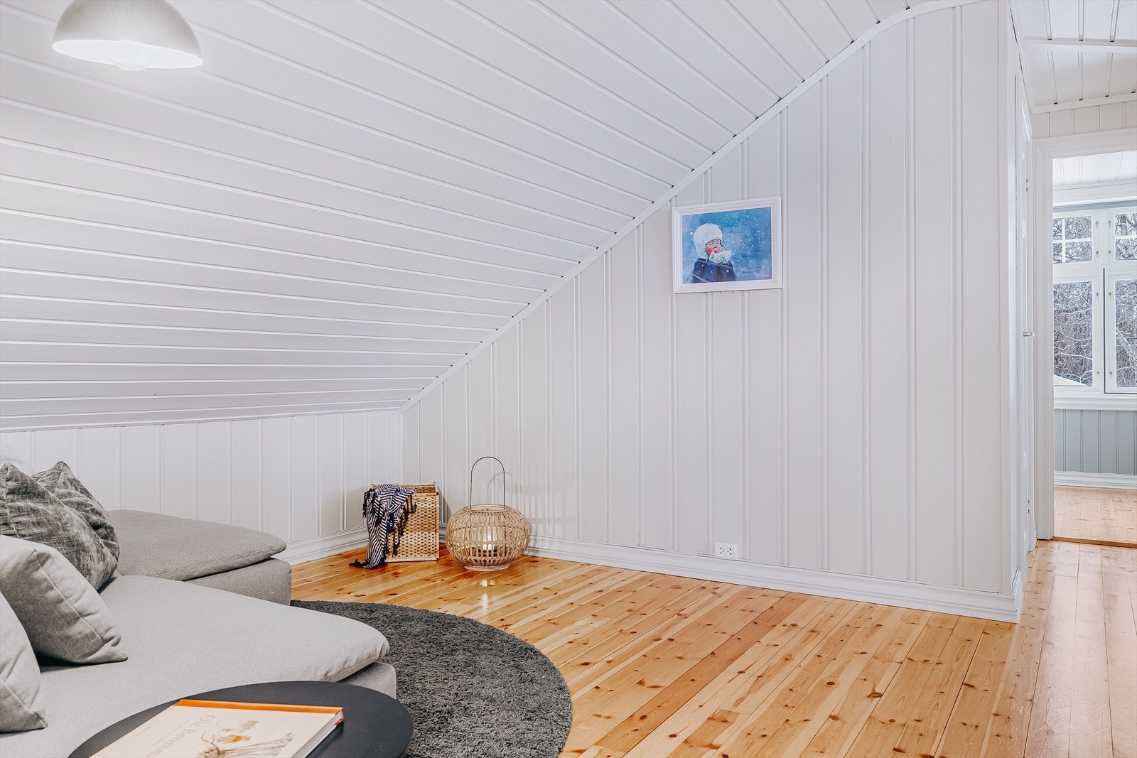 God standard med lakkerte heltre gulv og lysmalt panel på veggene. Galleribilde