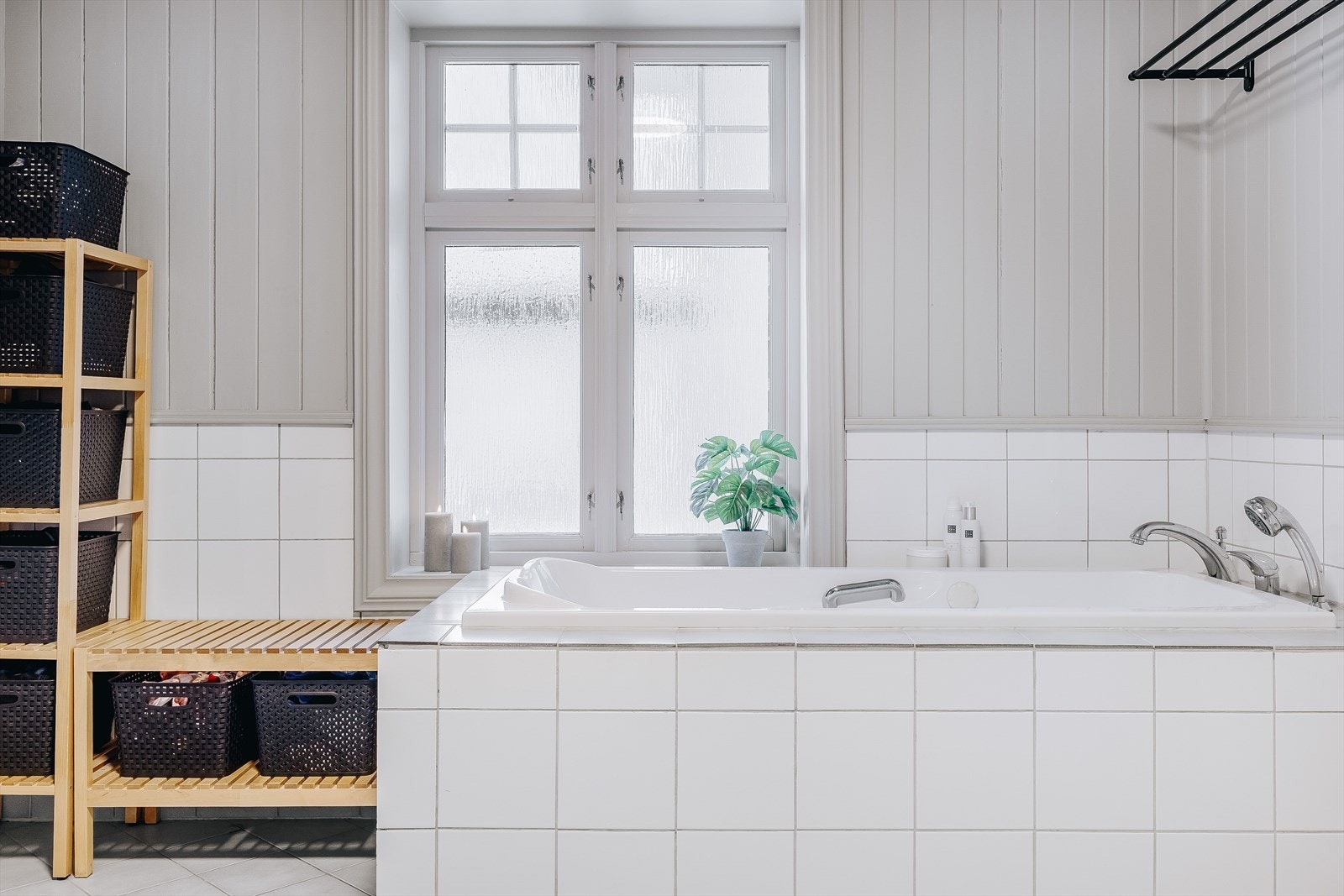 Ved vinduet er det et innmurt badekar. Galleribilde