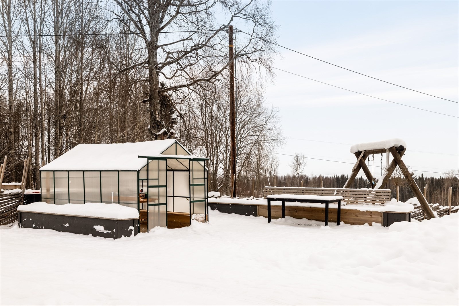 Fra terrassen er det videre adkomst til stor og fin hage som er opparbeidet med plen og diverse beplantning. Galleribilde