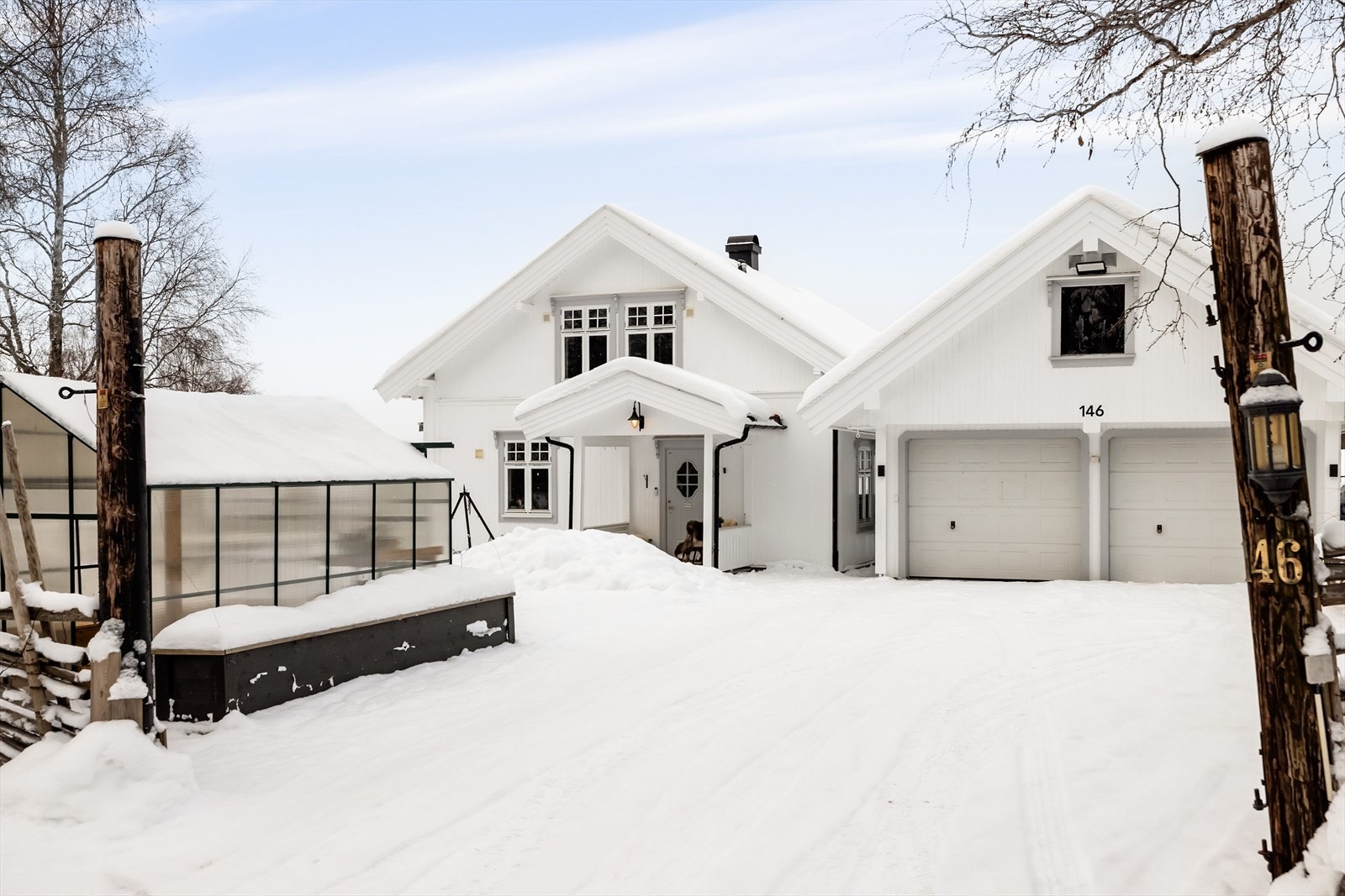 Eiendommen "Engebakken" er bebygd med fin klassisk enebolig fra 1910 og en stor dobbeltgarasje fra 1999. Galleribilde