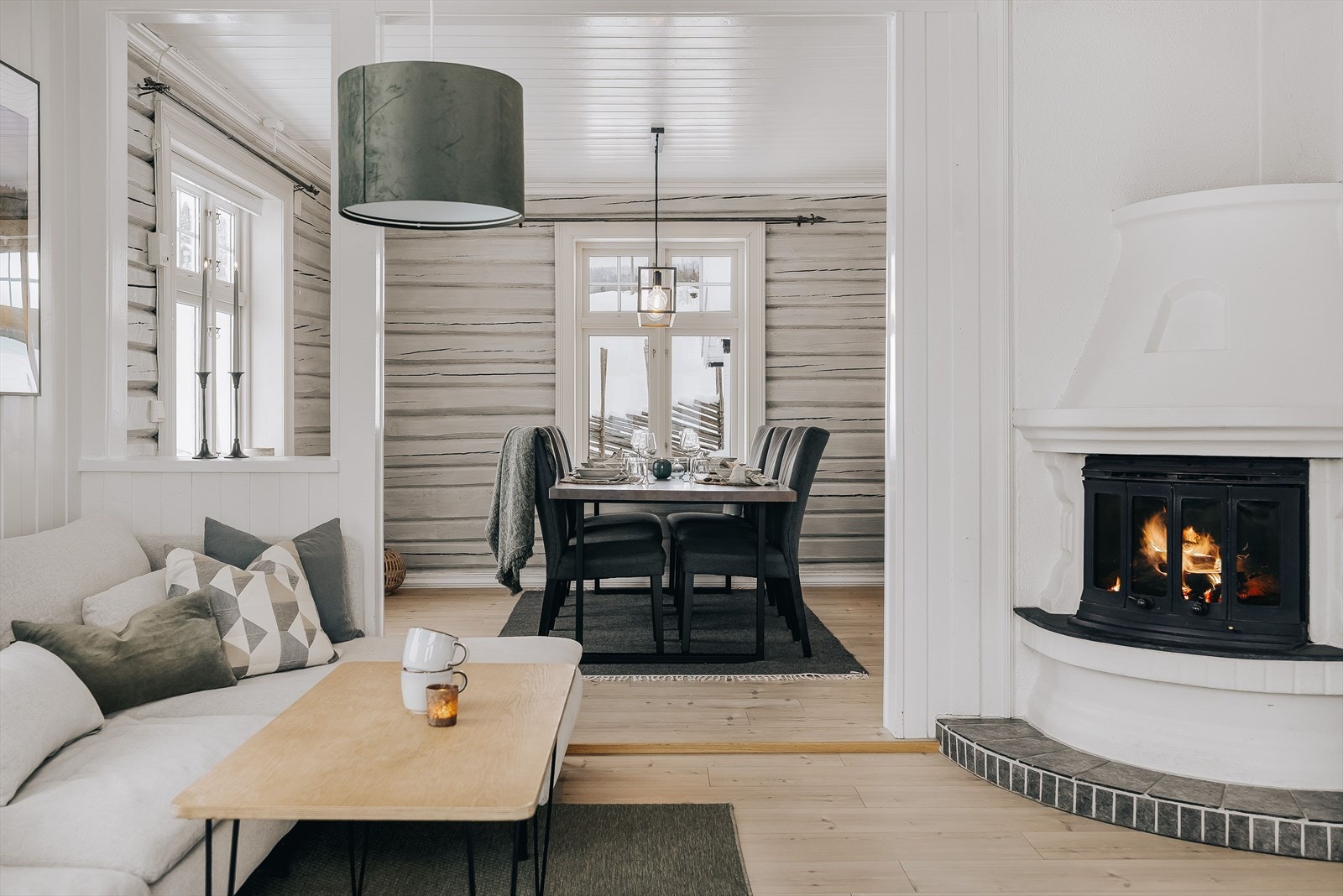 Stuen består av to rom i delvis åpen løsning. Galleribilde