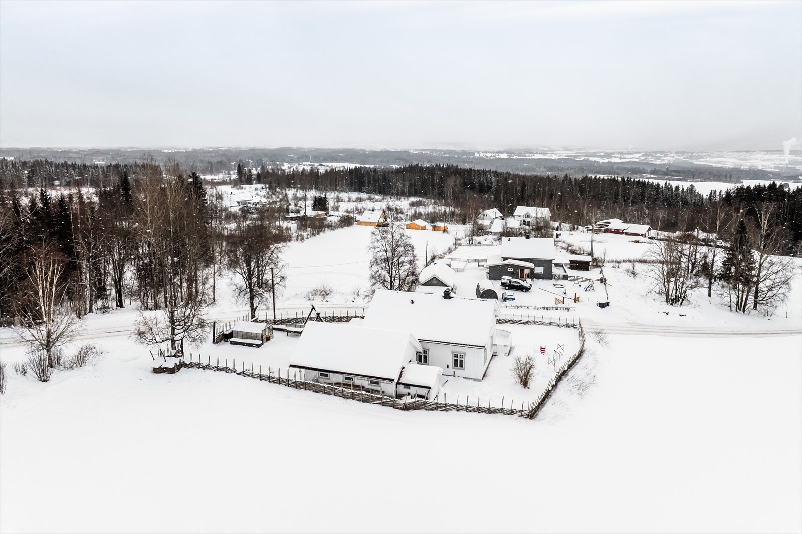 Eiendommen ligger i et landlig og rolig område i Øvre Vang med spredt bebyggelse og skogs-/landbruksarealer. Galleribilde