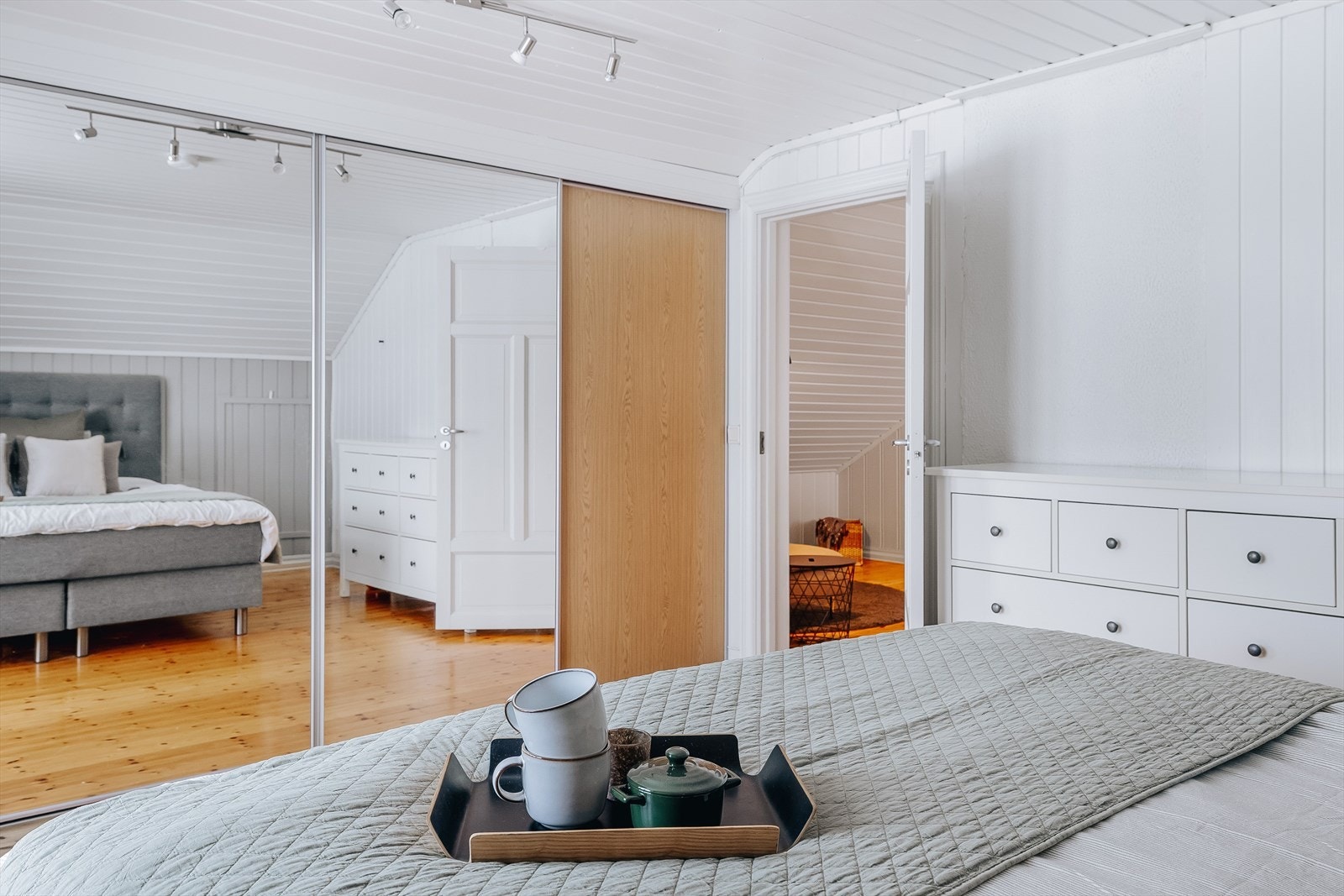 Soverommet har god standard med lakkerte tregulv og lysmalt panel på veggene med en grå kontrastvegg. Galleribilde