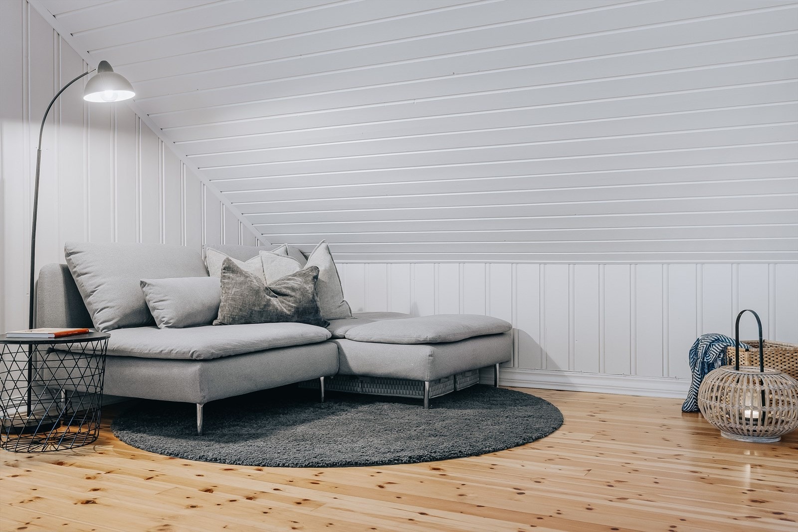 Den andre enden er innredet som en koselig loftstue. Galleribilde