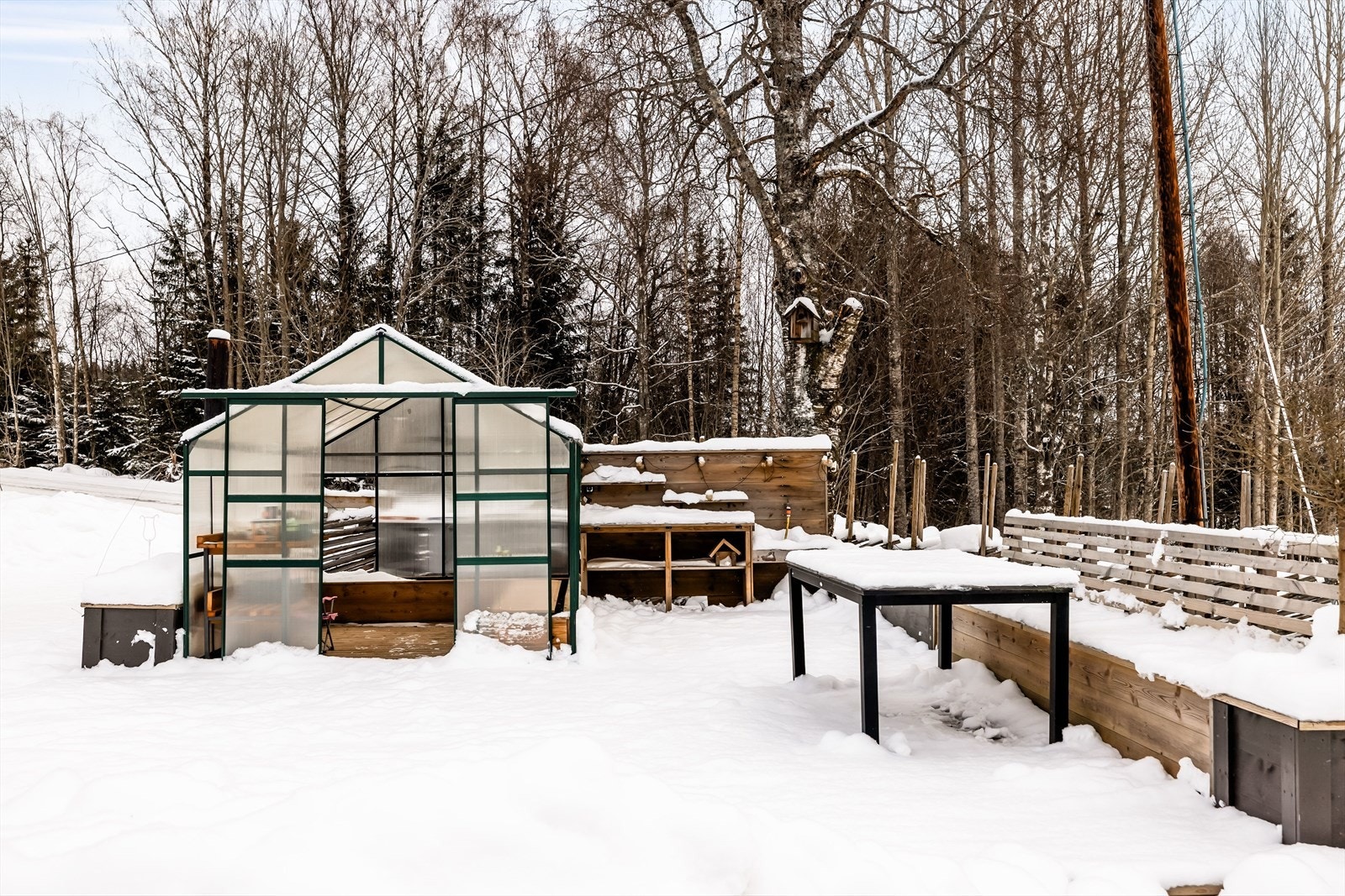 Hagen er også utstyrt med et drivhus og plassbygde innredninger. Dette er uten tvil en skikkelig fin plass for lange og late sommerdager! Galleribilde