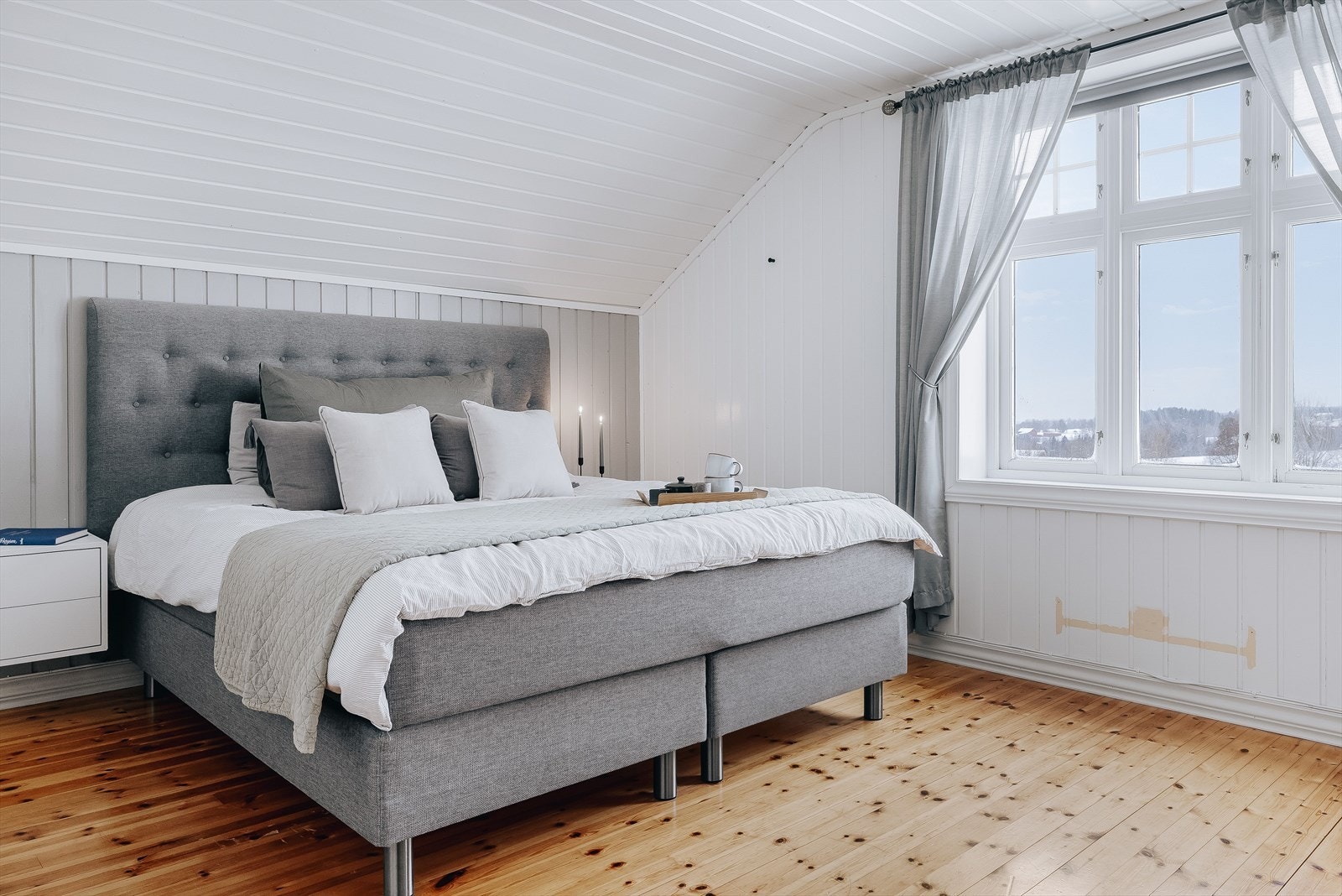 Hovedsoverommet er et stort, lyst og fint rom med stor klassisk vindusflate. Galleribilde