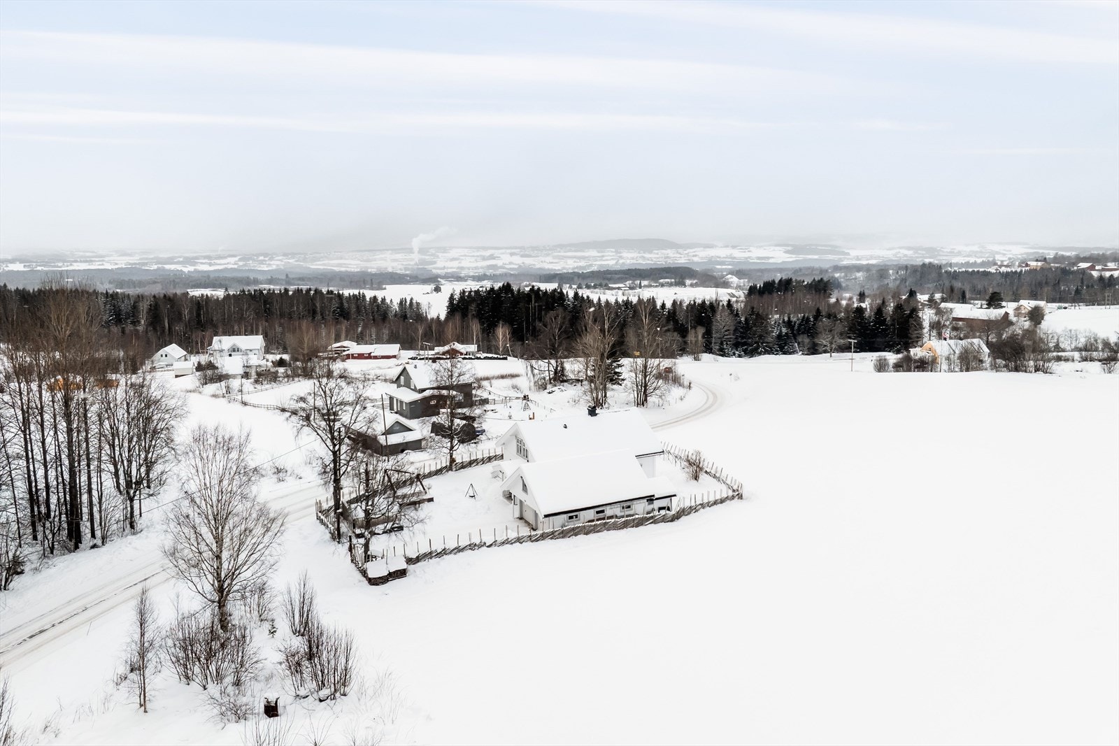 Fra eiendommen er det ca. 5-6 km til matbutikker, barnehager og barneskole. Kun ca. 200 meter til bussholdeplass. Ellers byr nærområdet på flotte turmuligheter. Galleribilde