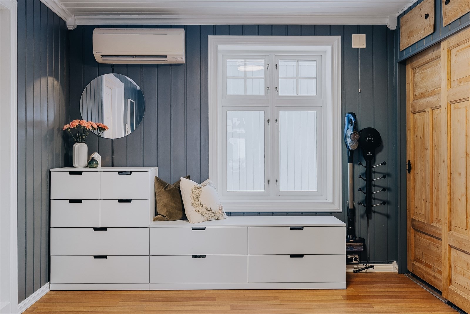 I entréen er det montert luft-til-luft varmepumpe fra 2010 som sørger for en god og jevn varme på vinterstid. Galleribilde