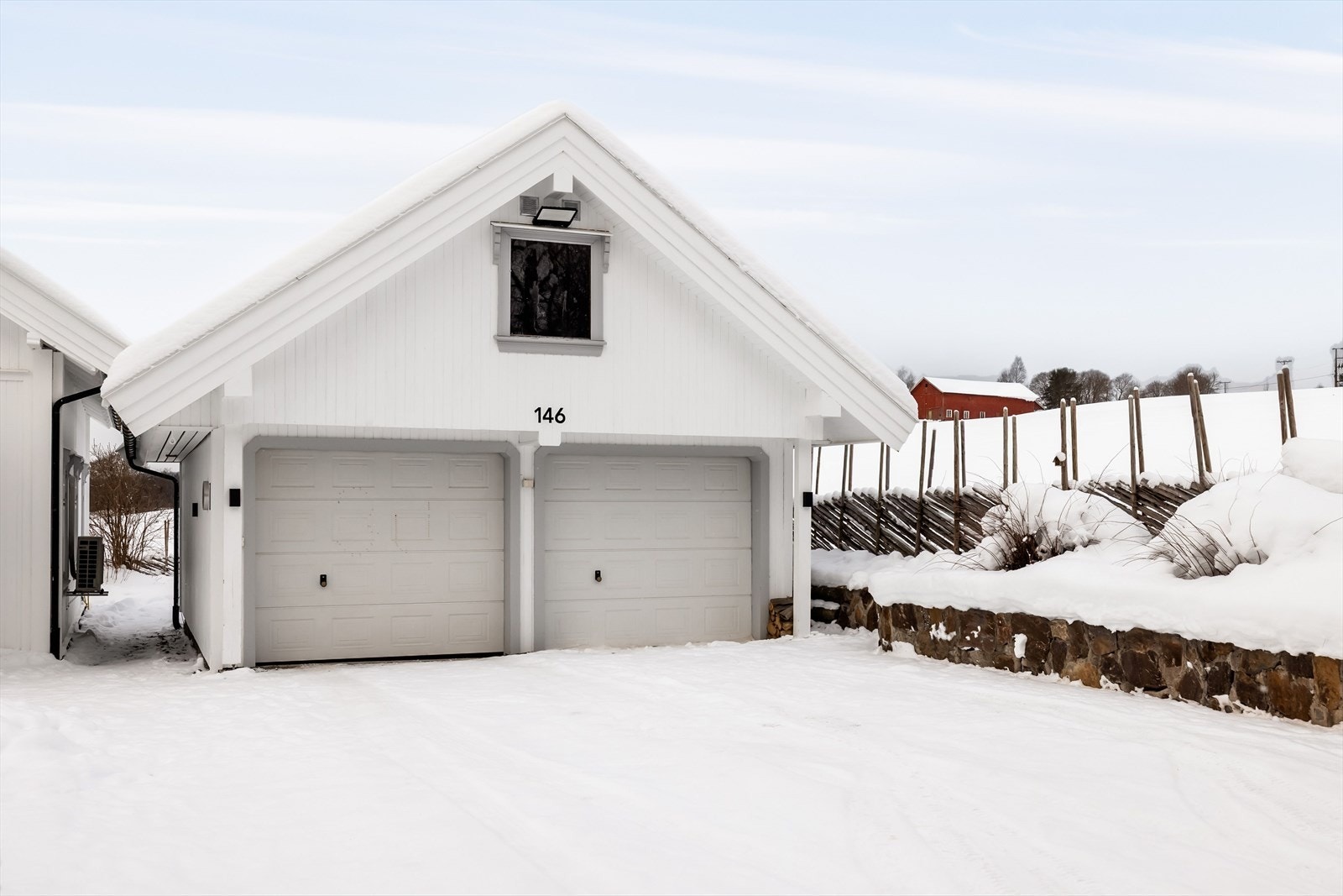 Stor dobbeltgarasje fra 1999 som består av garasje med to leddporter, hobbyrom og utvendig bod. Garasjen har også uinnredet loft med gulvareal på ca. 52m². Galleribilde