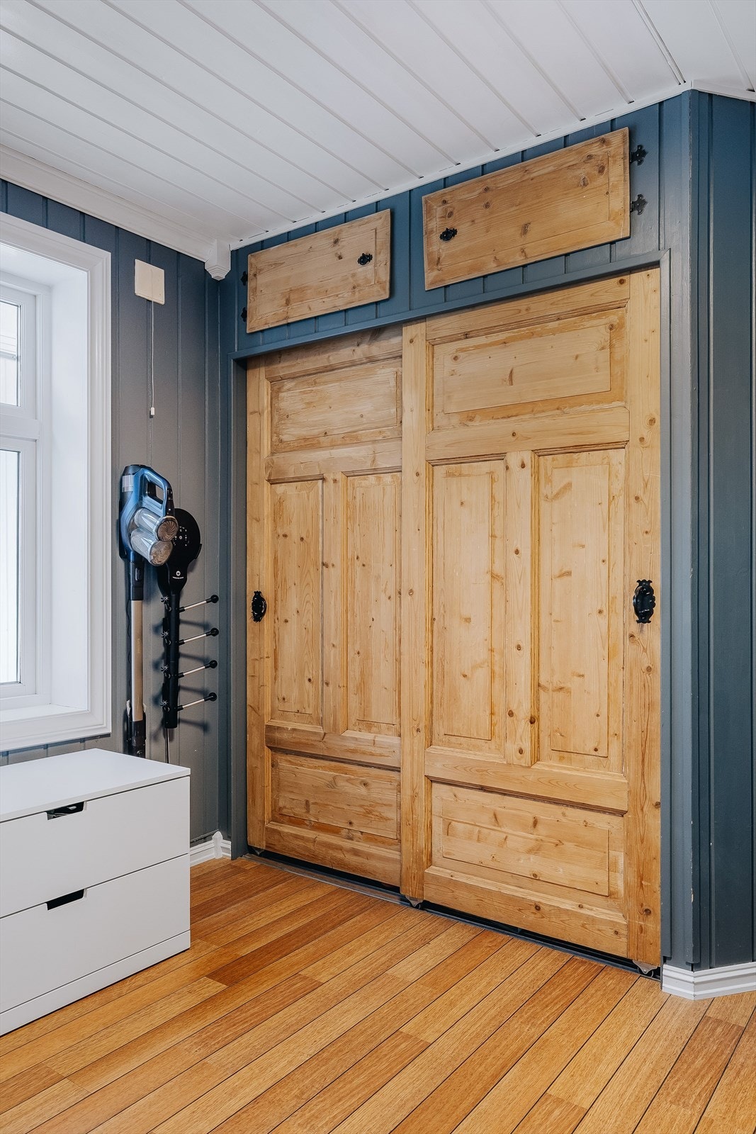 Det er god oppbevaringsplass i plassbygget garderobe med klassisk profilerte heltre dører. Galleribilde