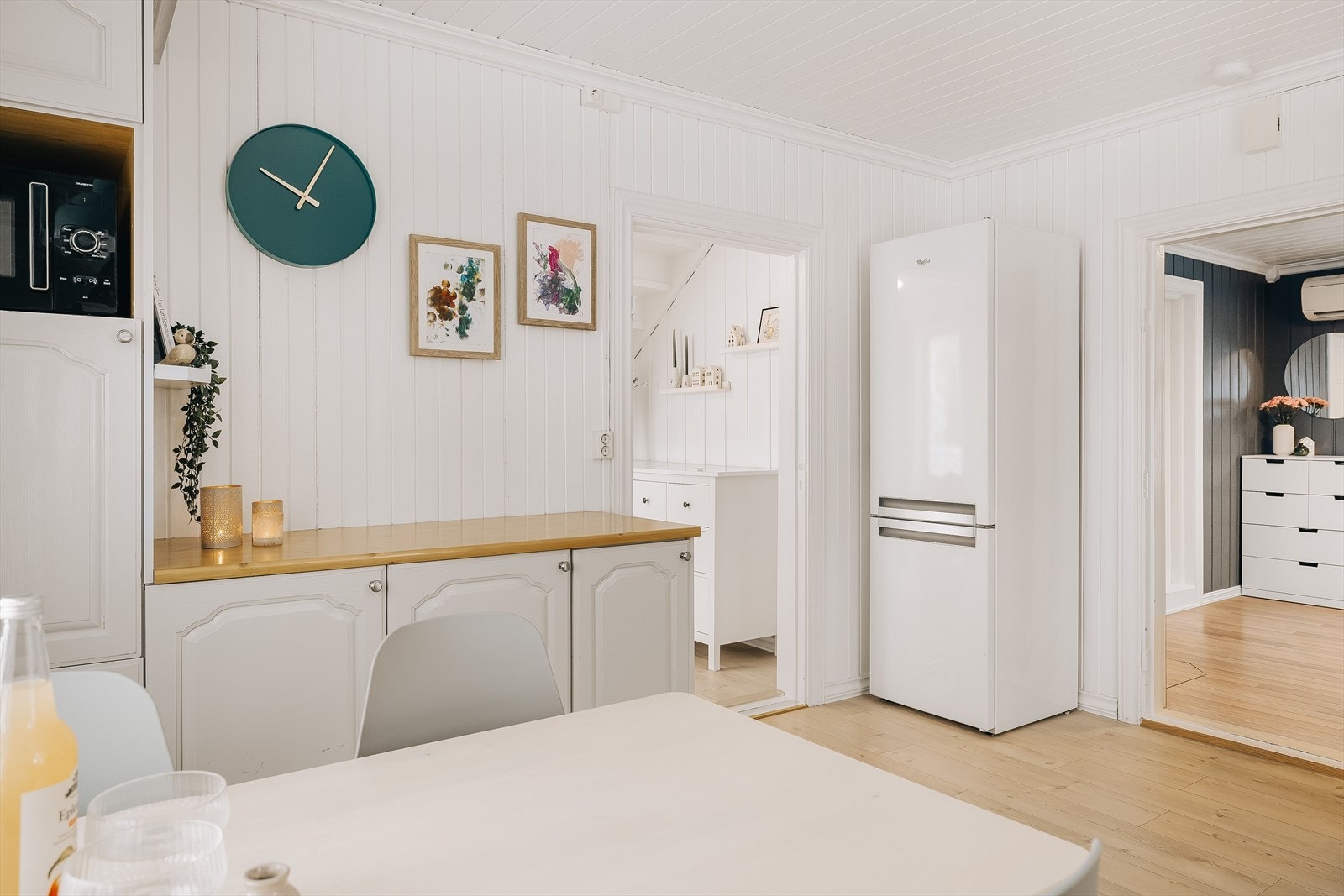 Kjøkkenet er utstyrt med medfølgende integrerte hvitevarer som nedfelt platetopp og stekeovn. Det er også plass til frittstående oppvaskmaskin og kjøleskap med frysedel. Galleribilde