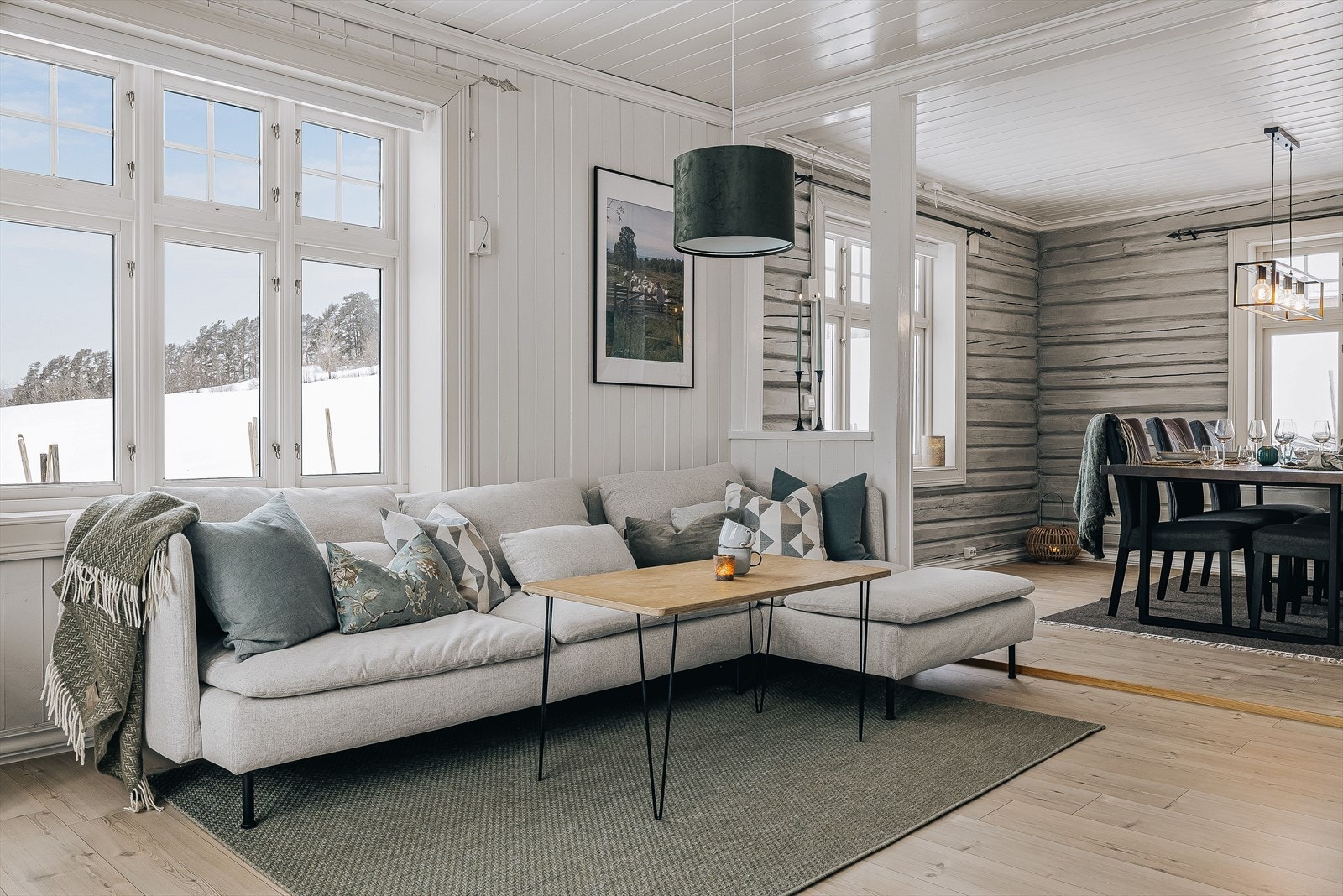 Stuen er det naturlige oppholdsrommet i boligen, og er et stort, lyst og fint rom. Galleribilde