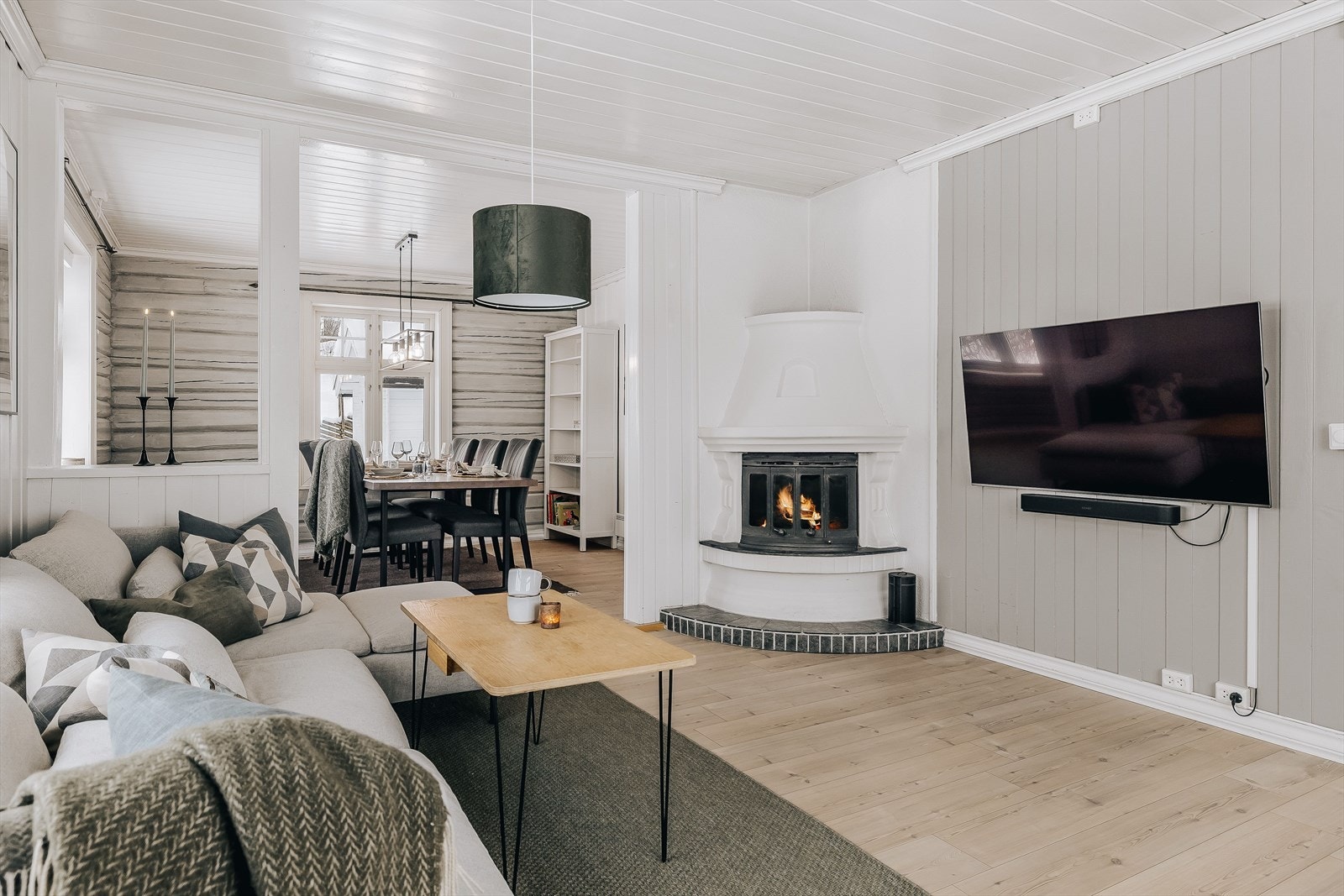 I hjørnet av stuen er det en koselig murt peis med peisinnsats som både gir god varme og bidrar til ekstra hygge på kaldere vinterdager. Galleribilde