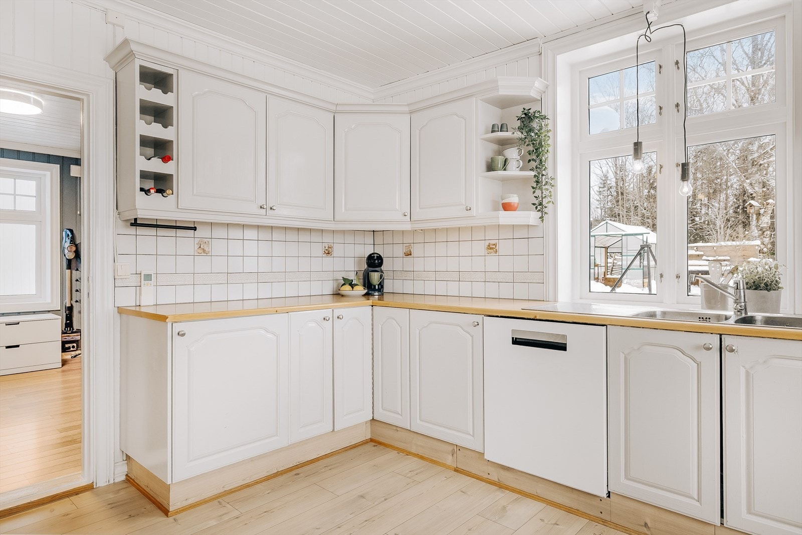 Praktisk med lyse fliser i benkeryggen og vegghengt ventilator med avtrekk. Galleribilde