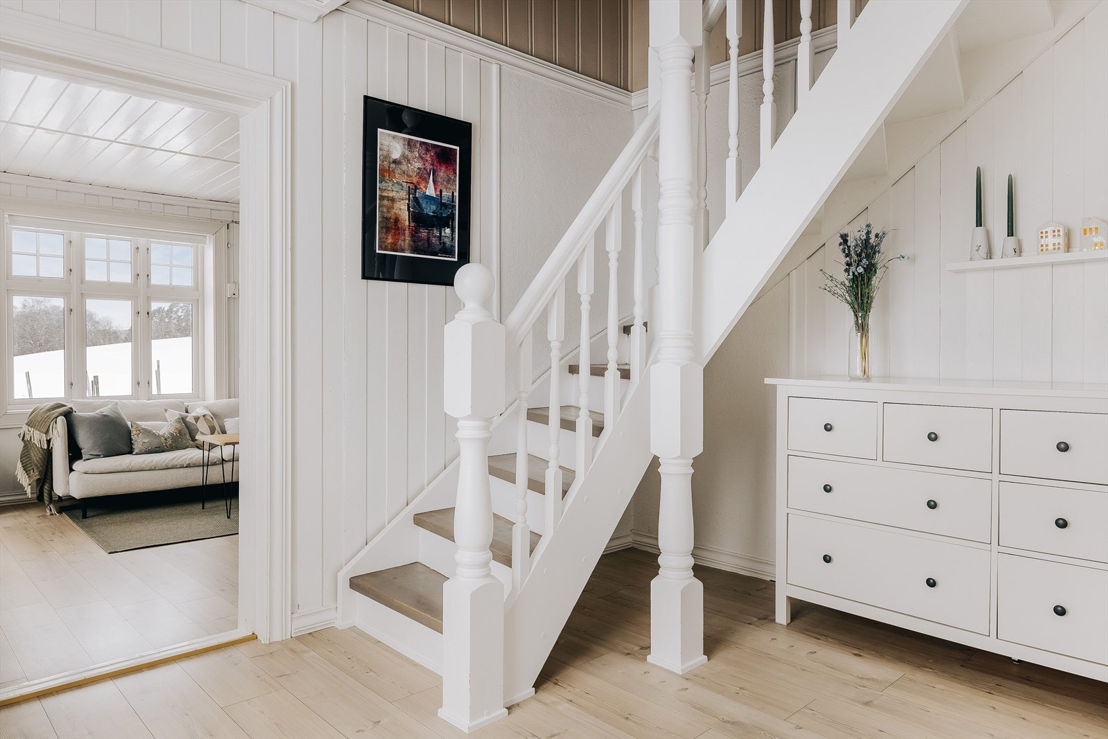 Boligen har en god planløsning over to plan med fine oppholdsrom og baderom i 1. etasje, samt loftstue, 3 soverom og toalettrom i 2. etasje. Galleribilde