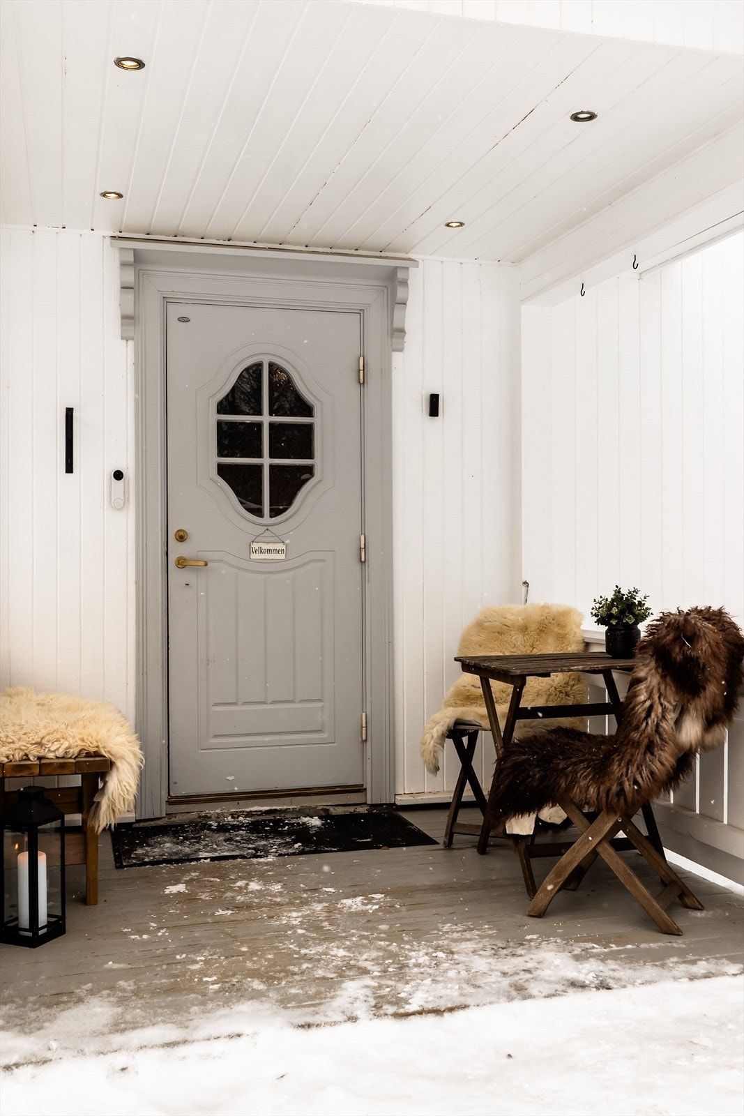 Du ønskes velkommen inn via et hyggelig overbygget inngangsparti på ca. 5m². Inngangspartiet har terrassebord på gulv og innfelte downlights i himlingen. Galleribilde