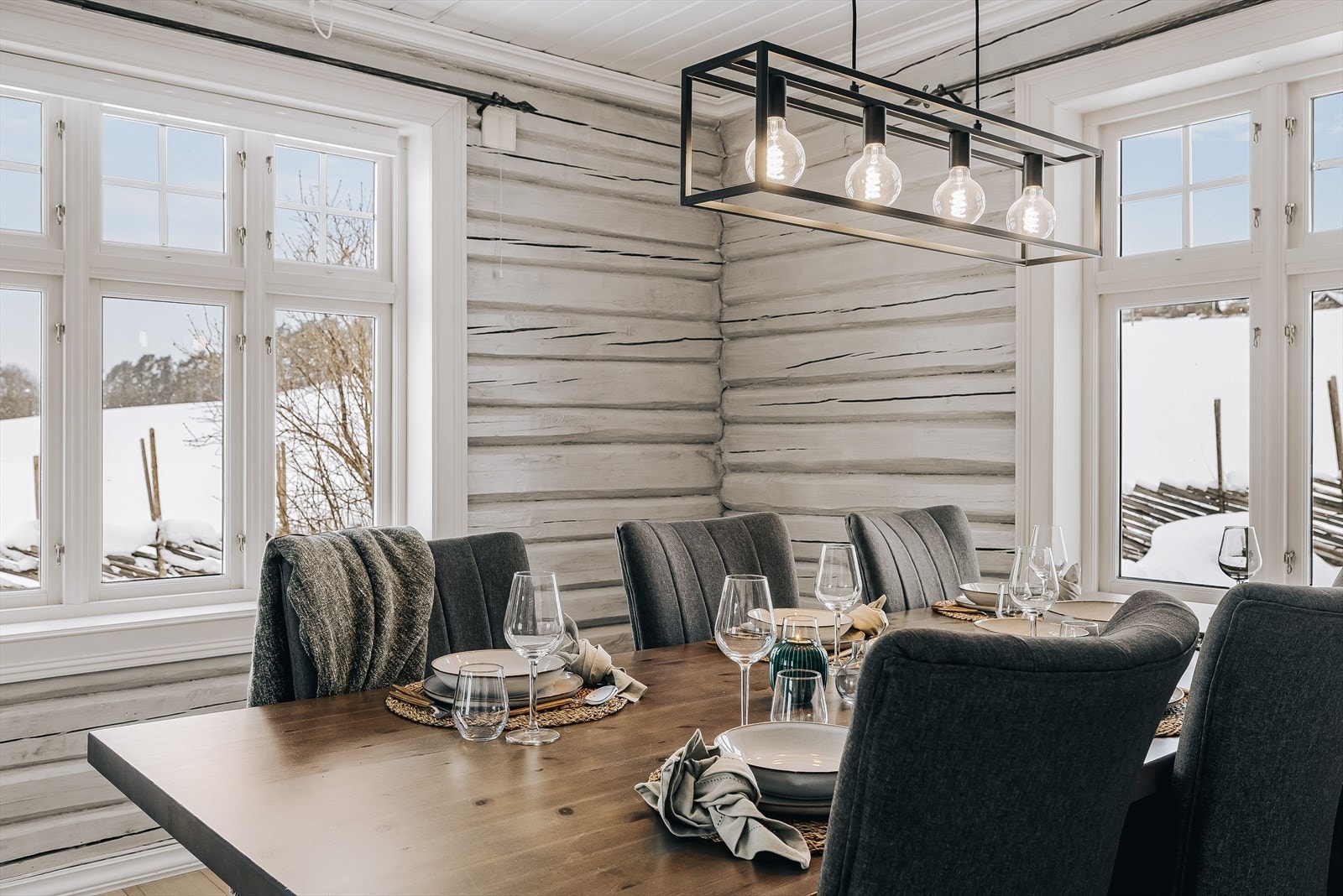 Spisestuen har lys enstavs laminat på gulv og sjarmerende tømmervegger som er malt i en lys tidløs farge. Galleribilde