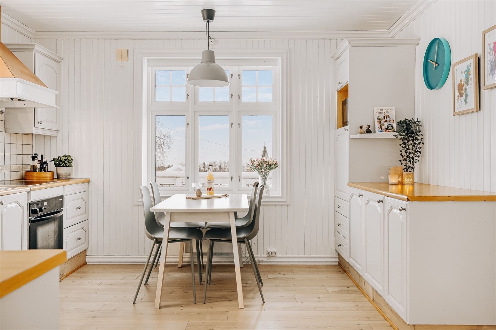 Fra entréen kommer du videre inn til kjøkkenet. Ved den store vindusflaten er det naturlig plass til et spisebord som gjør at også kjøkkenet blir et fint oppholdsrom. Galleribilde