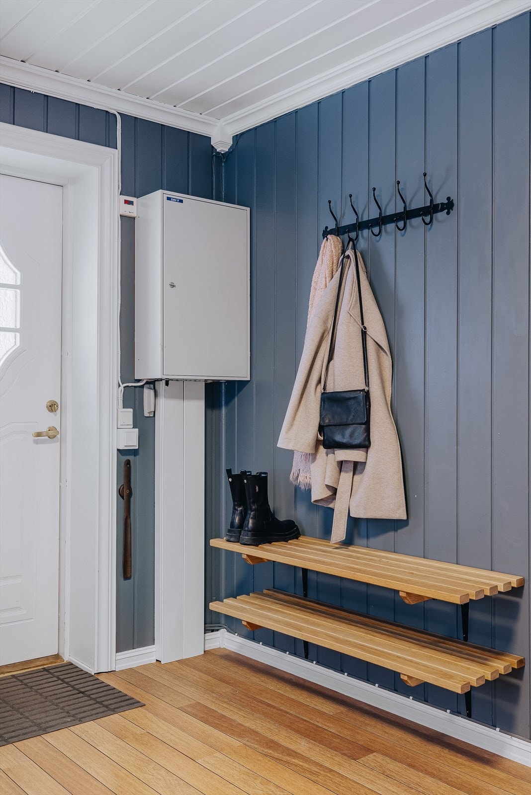 Når du entrer boligen, kommer du inn i en flott entré med plass til sko og oppheng av yttertøy. Galleribilde
