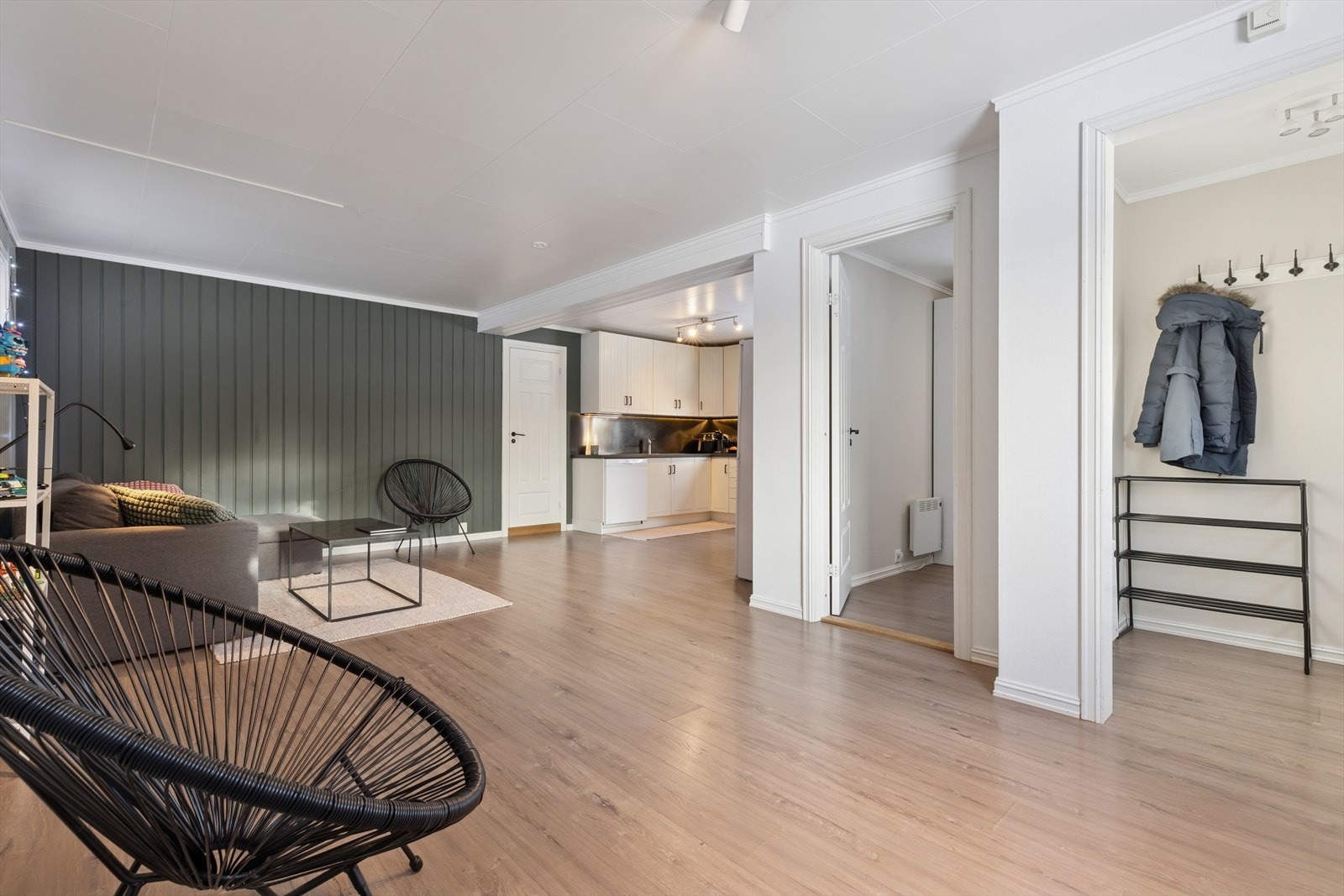 Utleiedelen har egen inngang via terrasse og et praktisk vindfang. Galleribilde