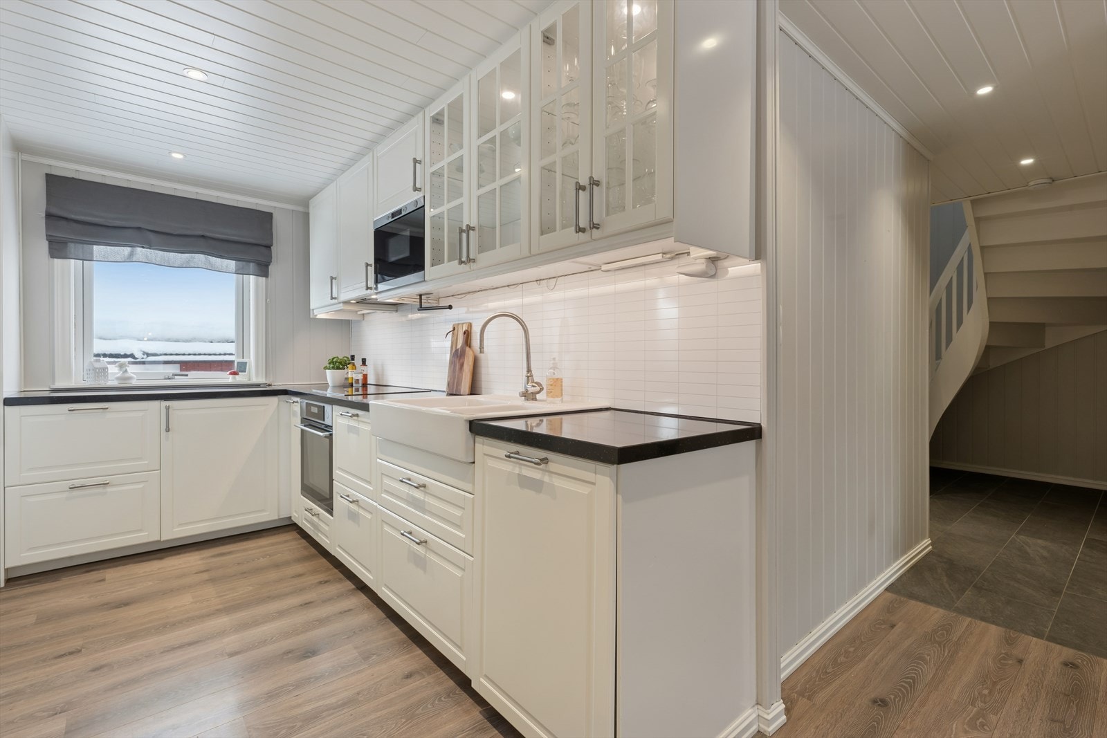 Kjøkkenet ble modernisert i 2016 med praktisk IKEA-innredning med profilerte fronter og god benkeplass. Galleribilde