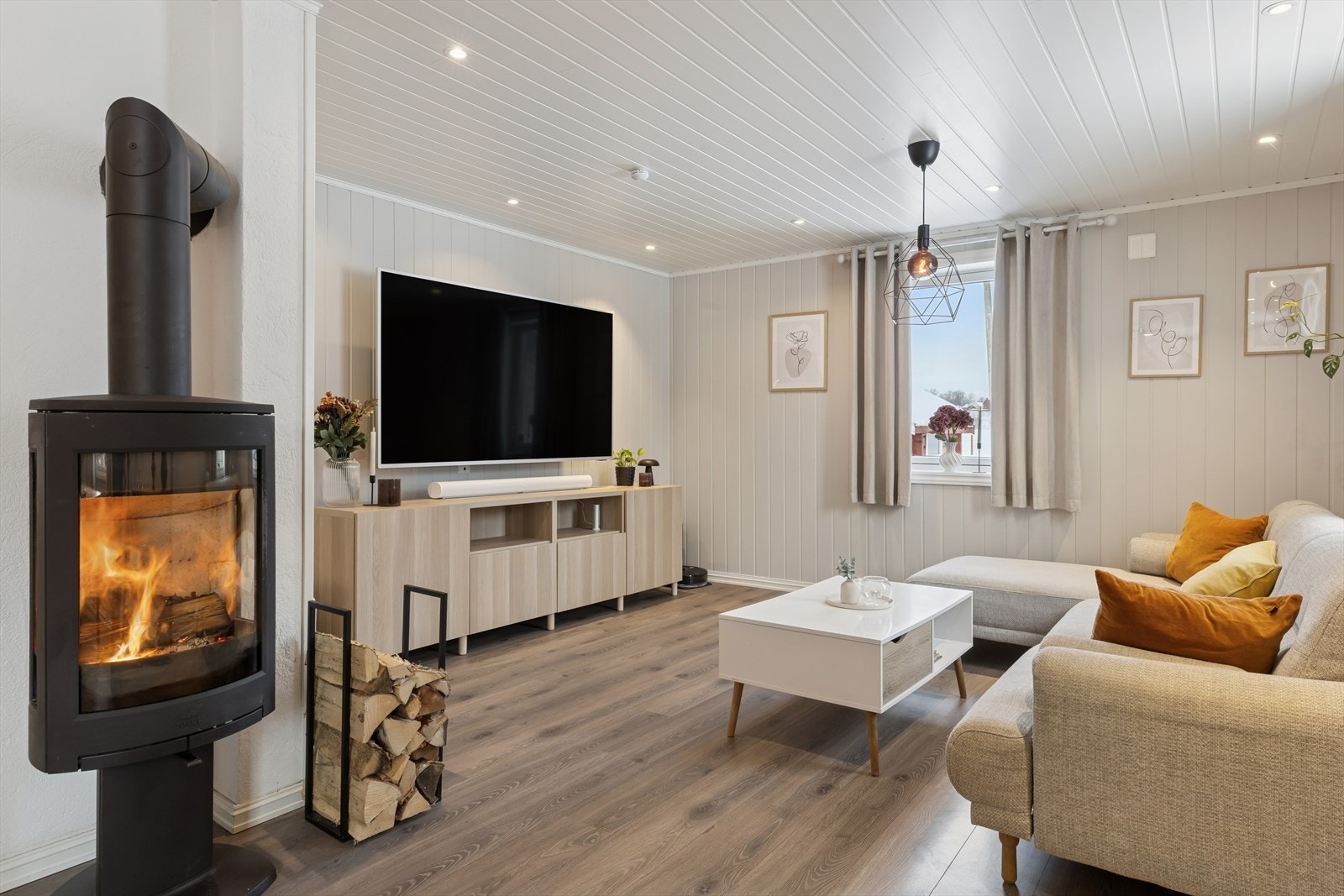 Vedovnen i stuen gir ekstra varme og hygge. Pipen er rehabilitert med nytt røykrør. Galleribilde