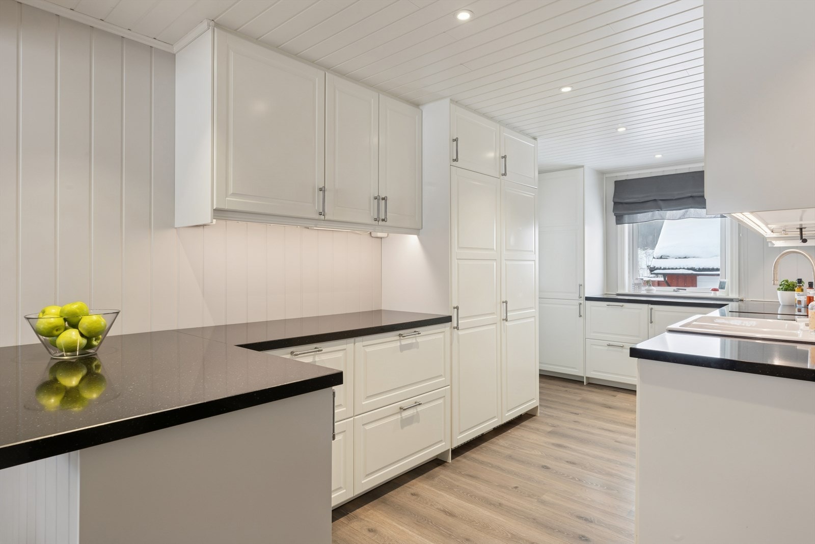 Slitesterk laminatbenkeplate og god belysning over arbeidsflatene. Galleribilde